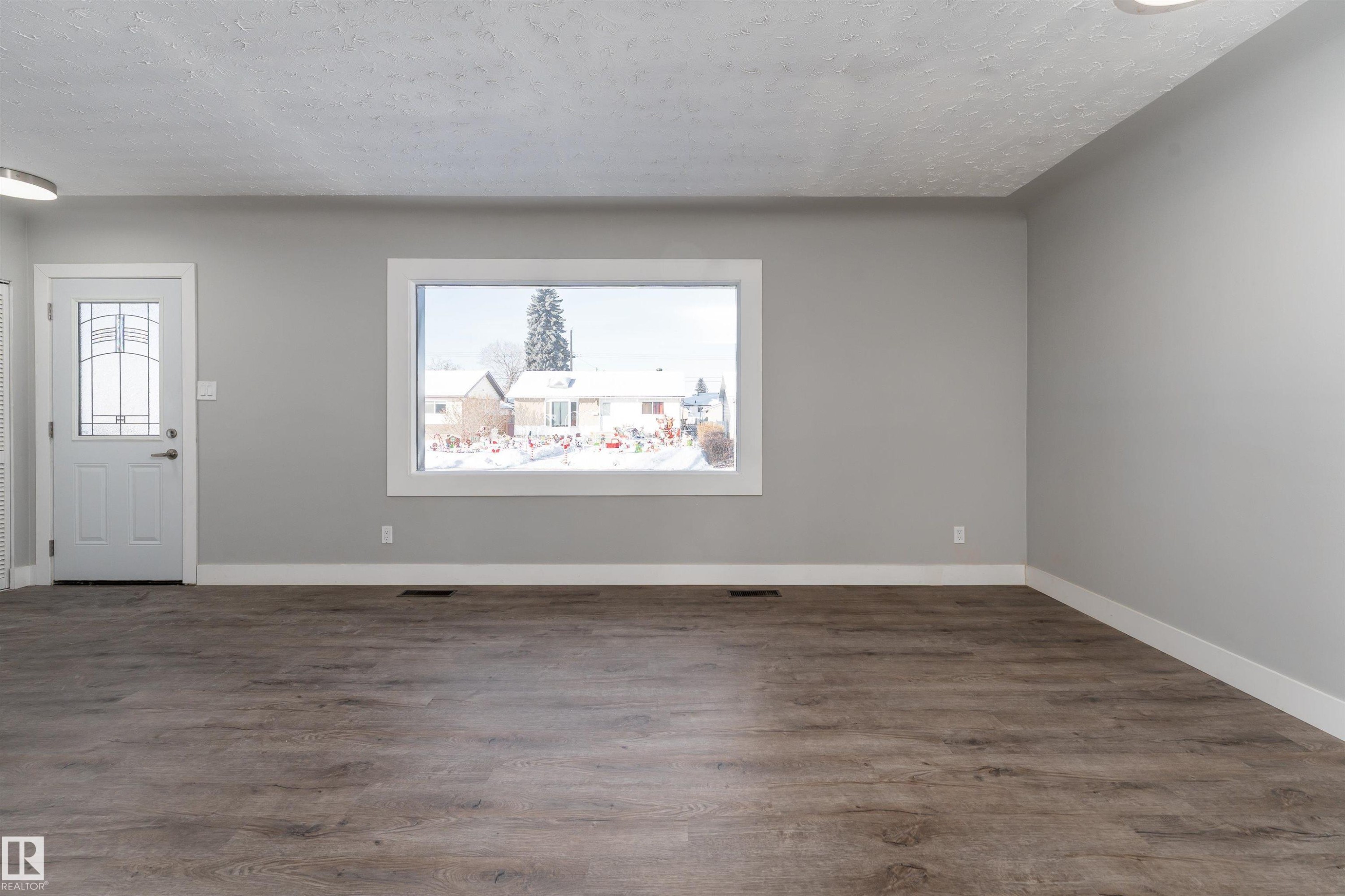 10519 40 Street, Edmonton, AB - Indoor Photo Showing Other Room