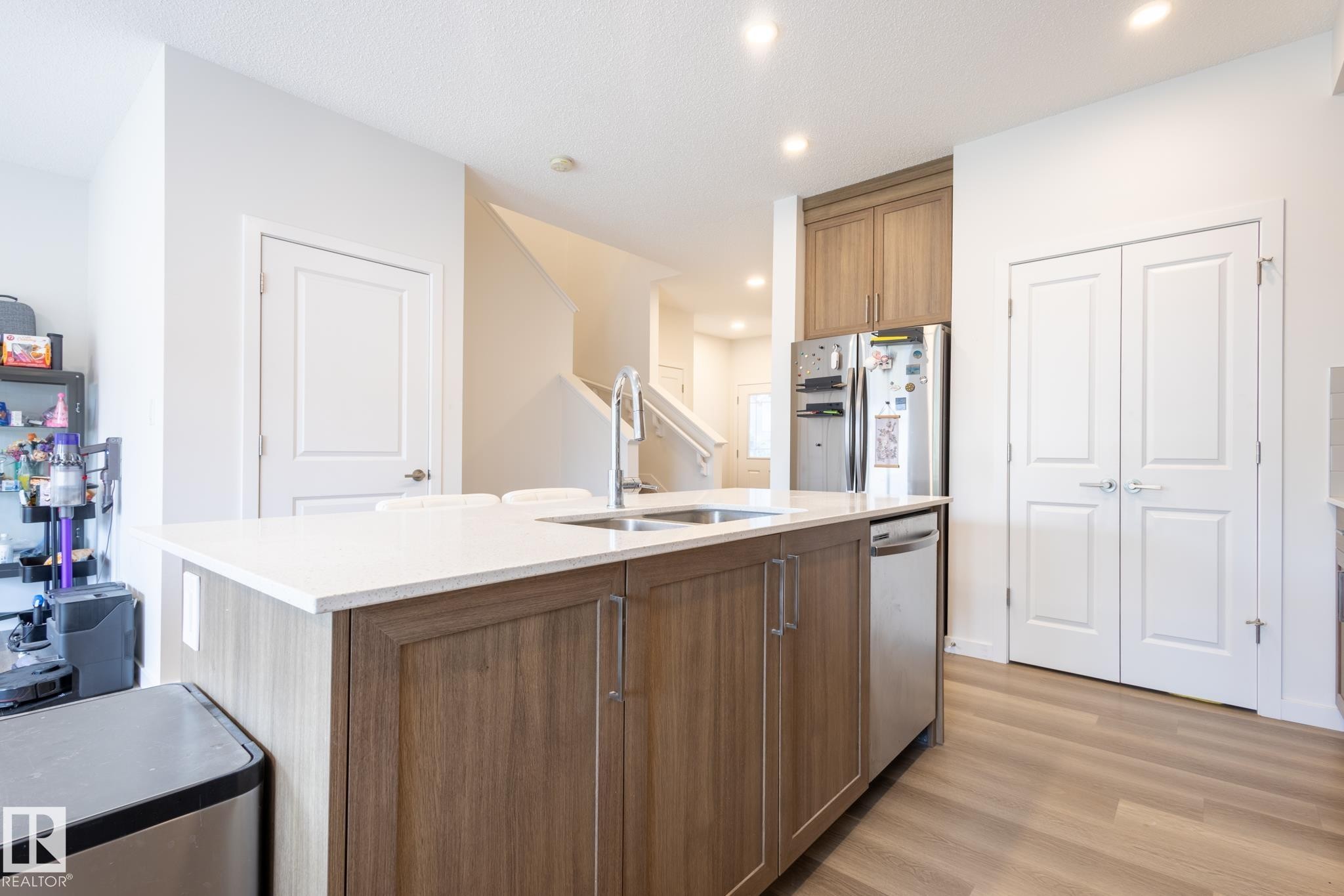 1994 Kroetsch Crescent, Edmonton, AB - Indoor Photo Showing Kitchen With Double Sink