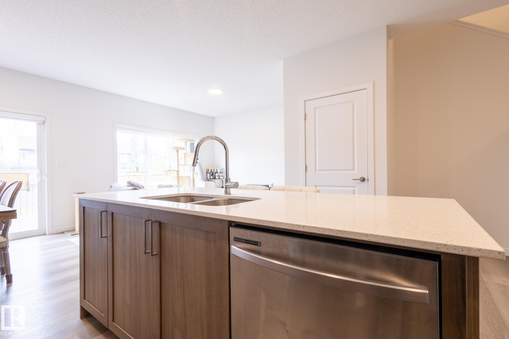 1994 Kroetsch Crescent, Edmonton, AB - Indoor Photo Showing Kitchen With Double Sink