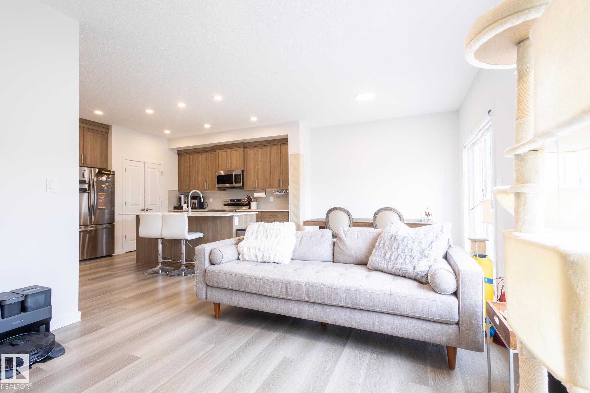 1994 Kroetsch Crescent, Edmonton, AB - Indoor Photo Showing Living Room