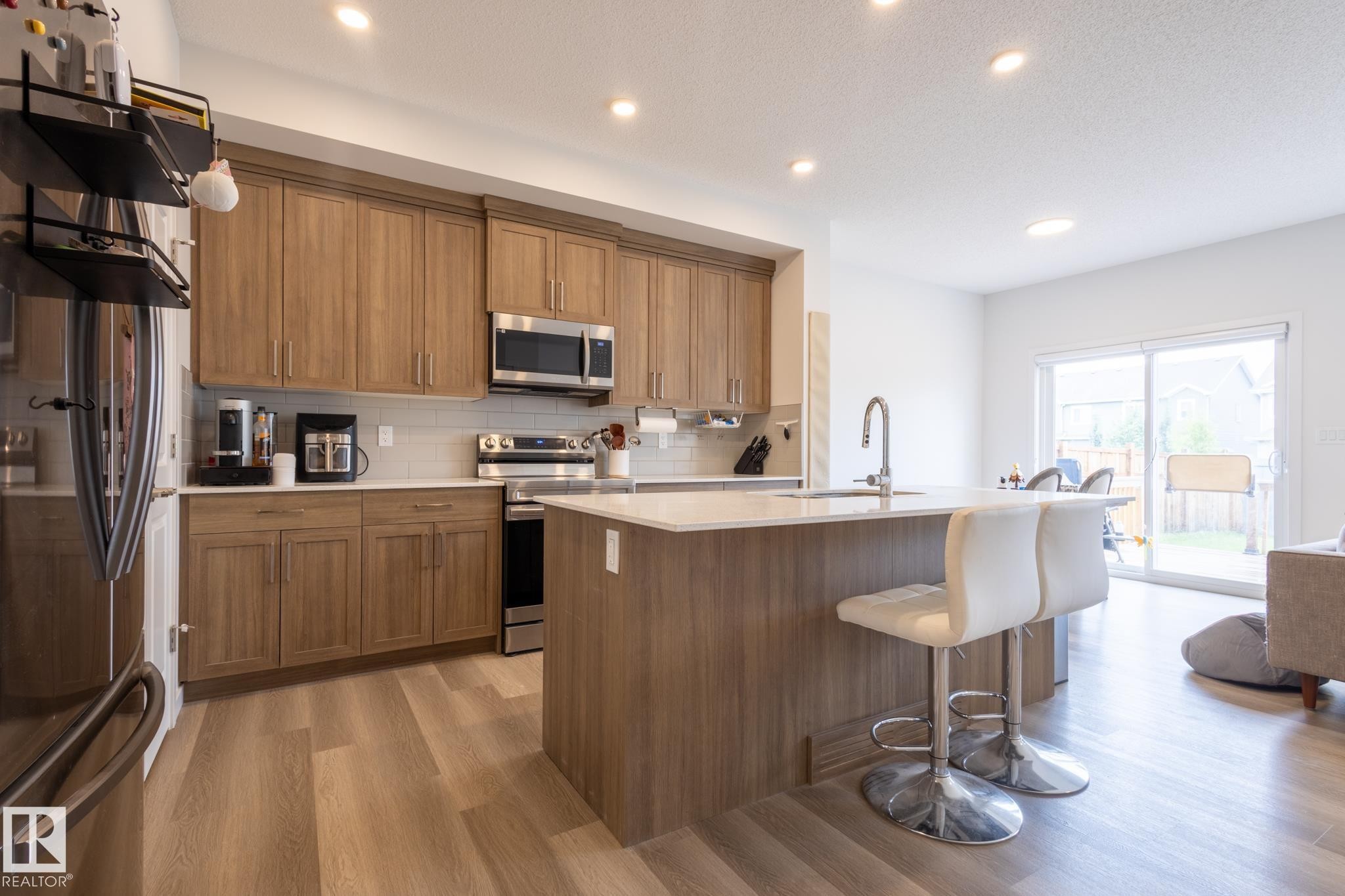 1994 Kroetsch Crescent, Edmonton, AB - Indoor Photo Showing Kitchen With Upgraded Kitchen