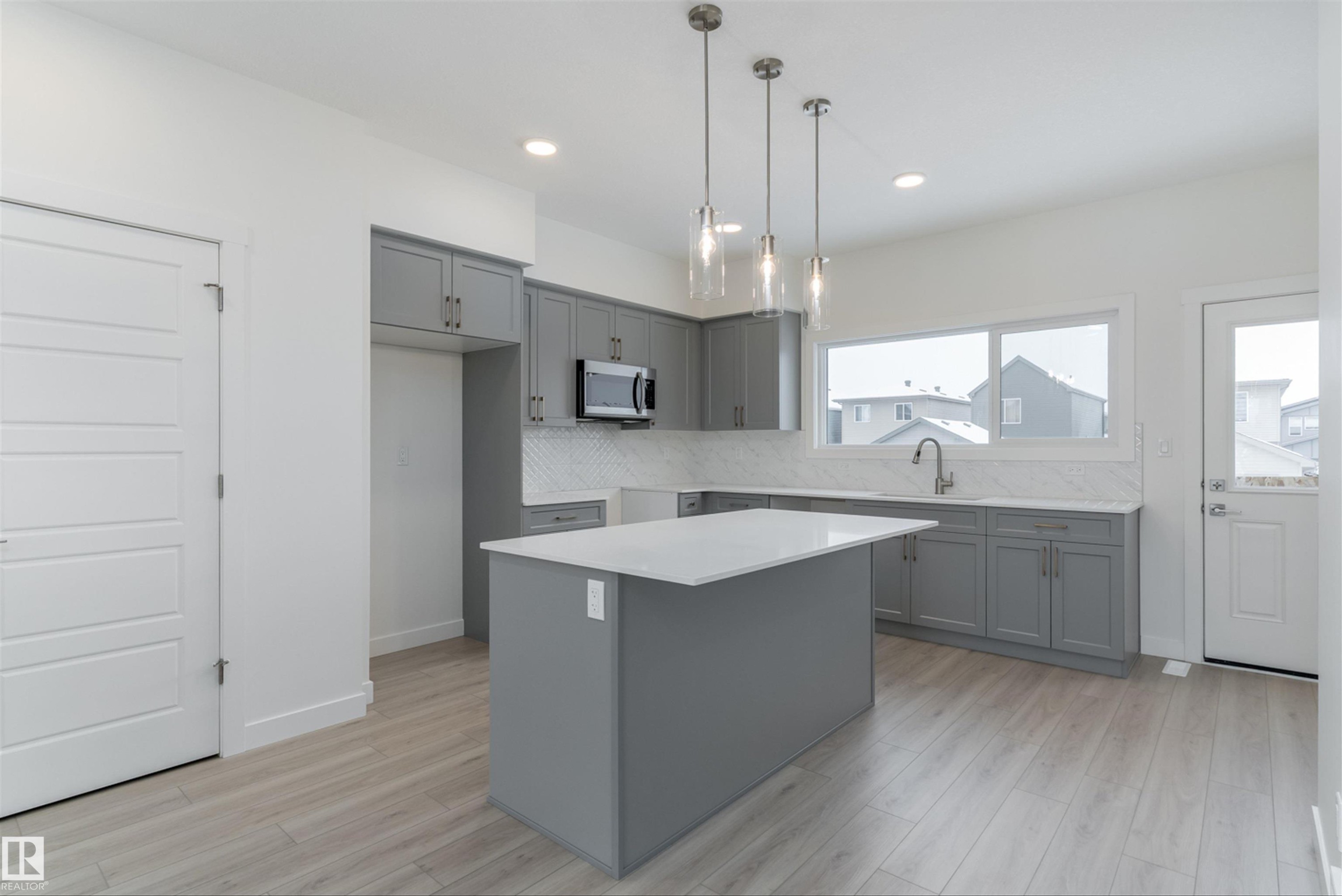 1250 Mcleod Avenue, Spruce Grove, AB - Indoor Photo Showing Kitchen With Upgraded Kitchen