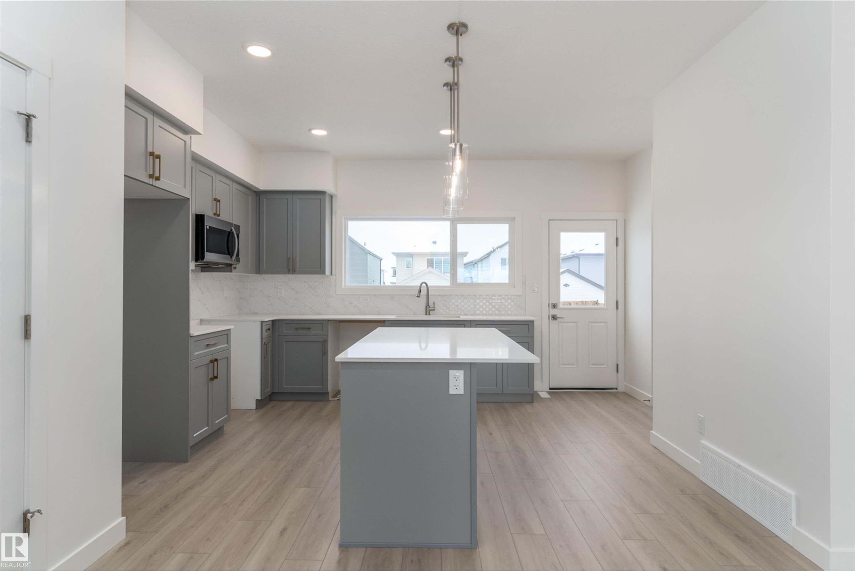 1250 Mcleod Avenue, Spruce Grove, AB - Indoor Photo Showing Kitchen With Upgraded Kitchen