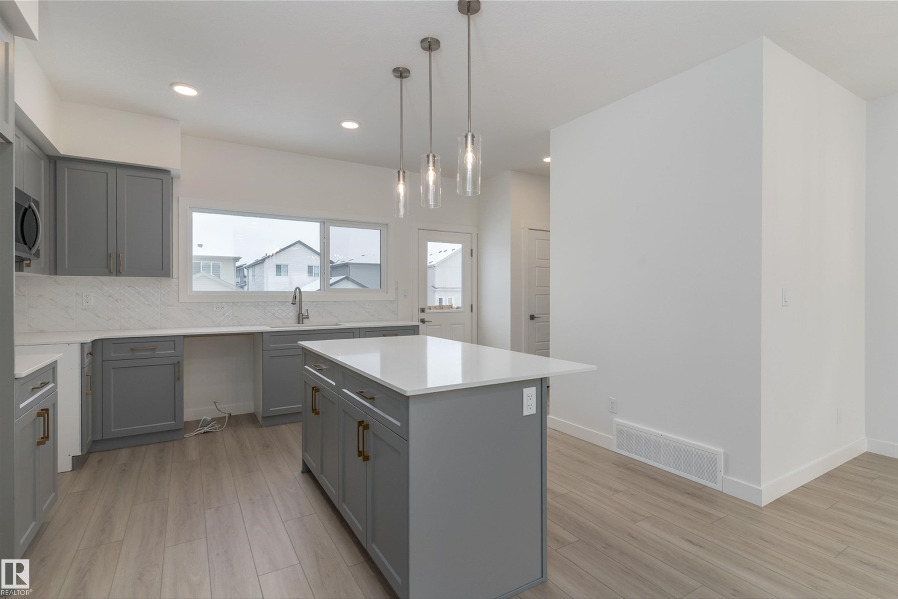1250 Mcleod Avenue, Spruce Grove, AB - Indoor Photo Showing Kitchen With Upgraded Kitchen