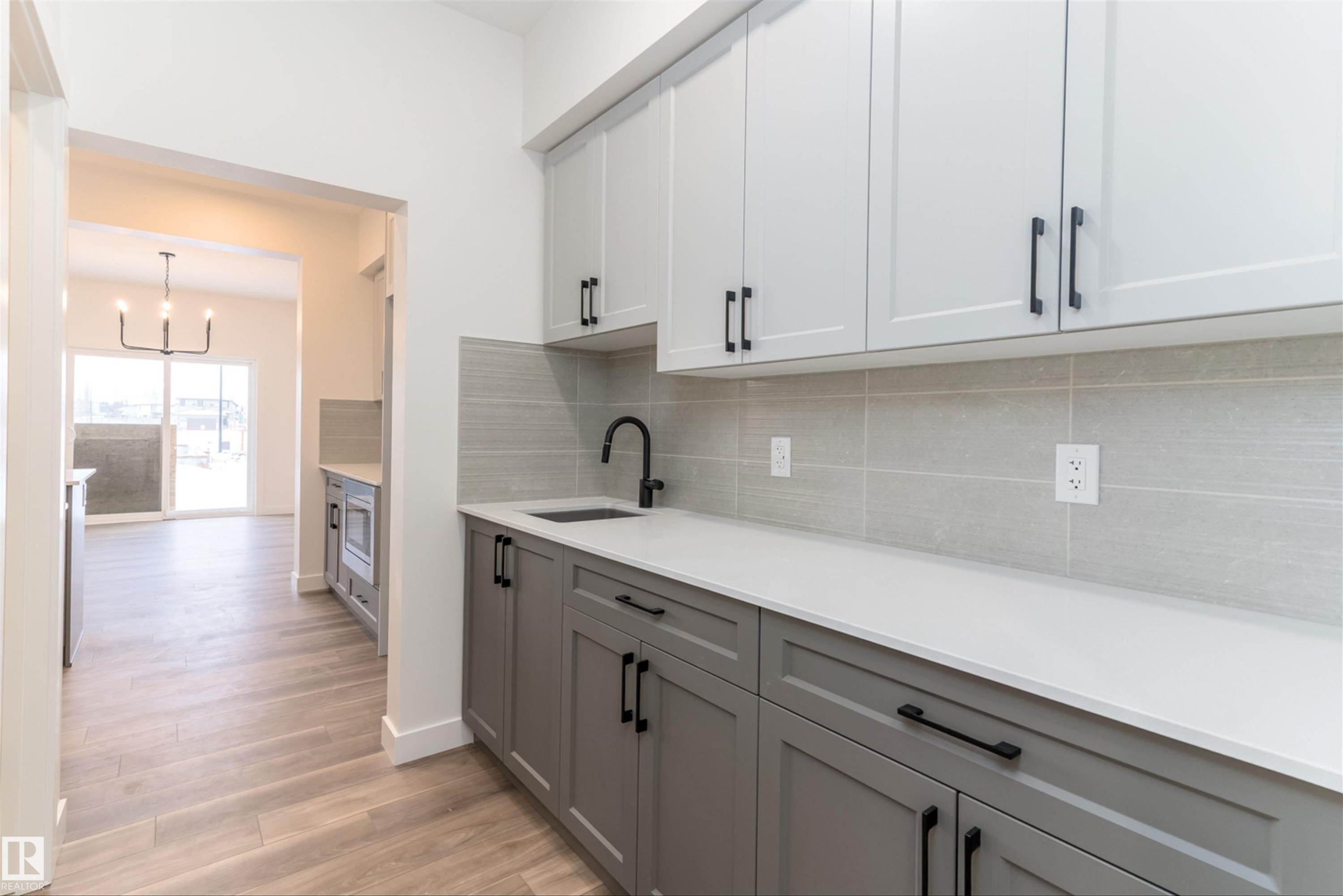 1 Empress Way, Spruce Grove, AB - Indoor Photo Showing Kitchen With Upgraded Kitchen