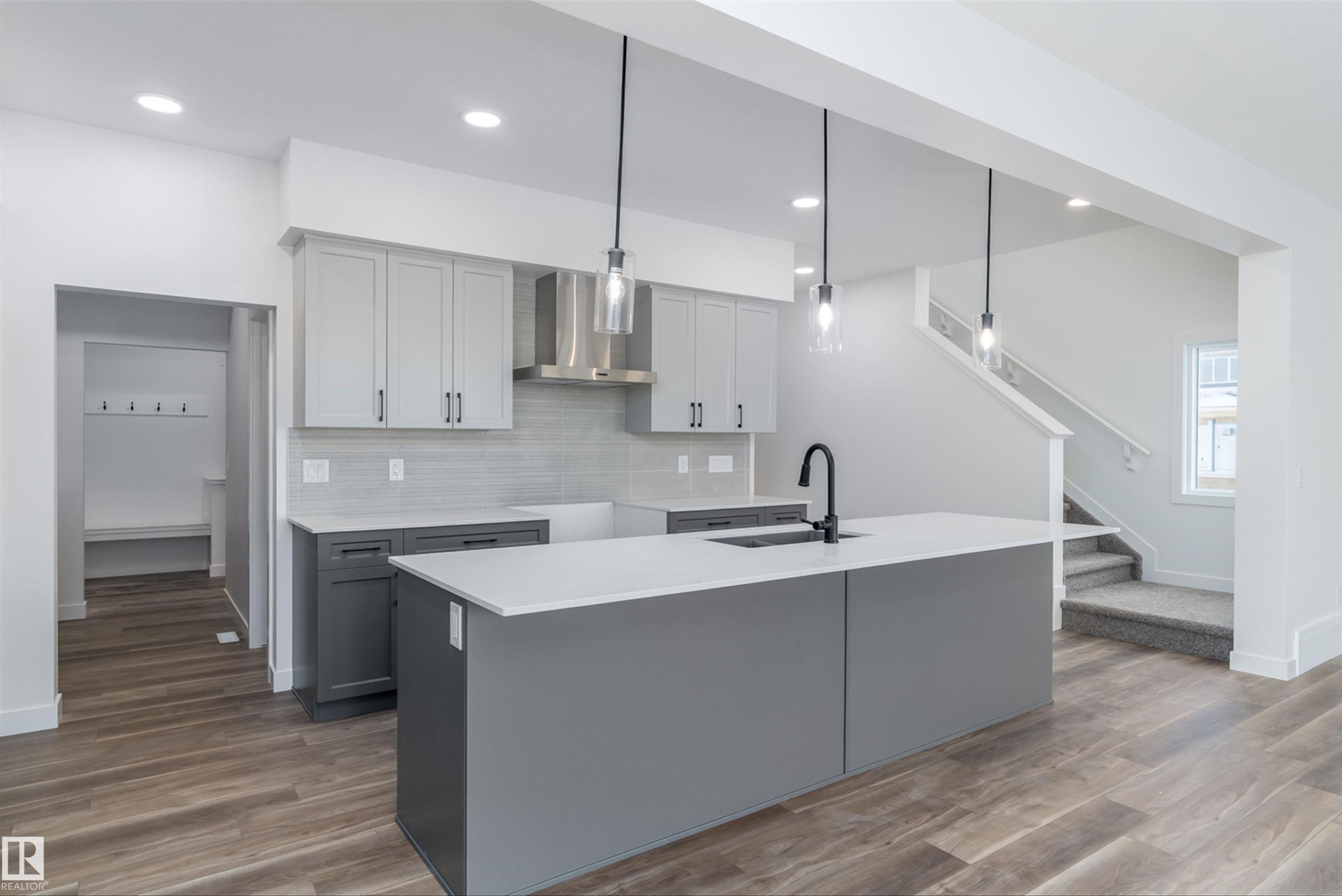 1 Empress Way, Spruce Grove, AB - Indoor Photo Showing Kitchen With Upgraded Kitchen