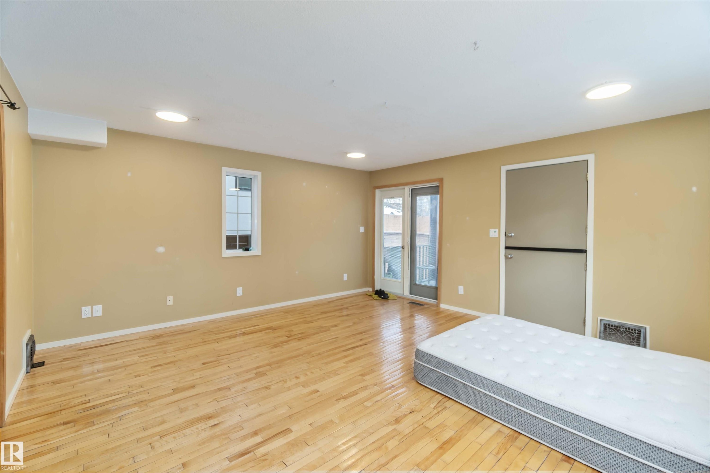 10207 88 Street, Edmonton, AB - Indoor