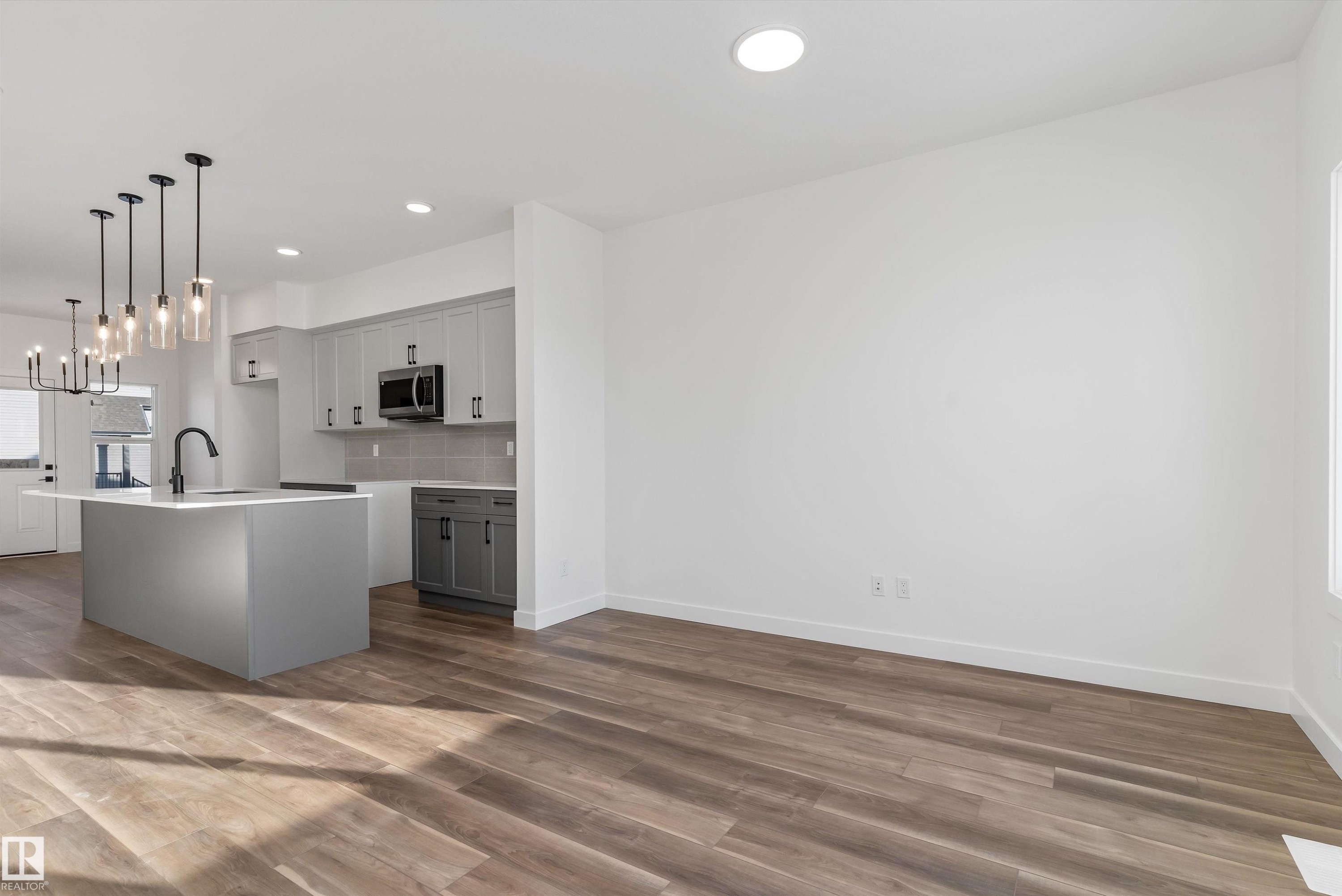 20816 40 Avenue, Edmonton, AB - Indoor Photo Showing Kitchen With Upgraded Kitchen