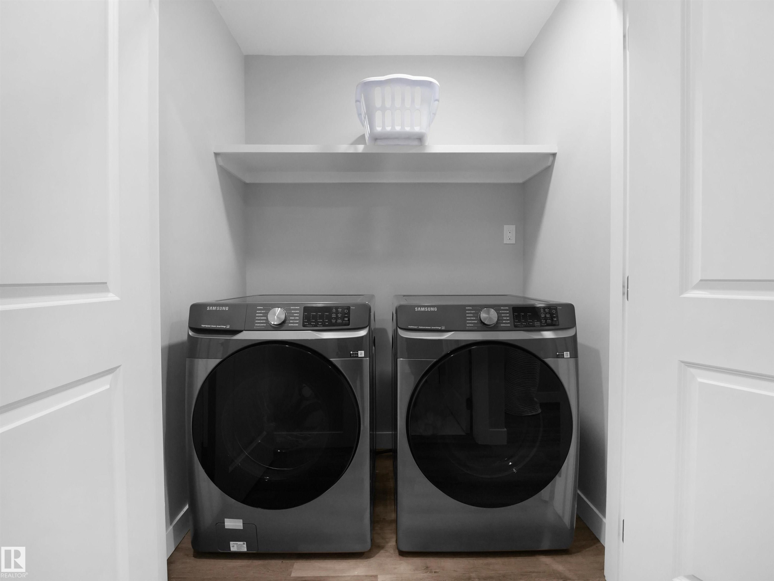 Laundry room with washer and clothes dryer and wood finished floors - 10911 159 Street, Edmonton, AB - Indoor Photo Showing Laundry Room