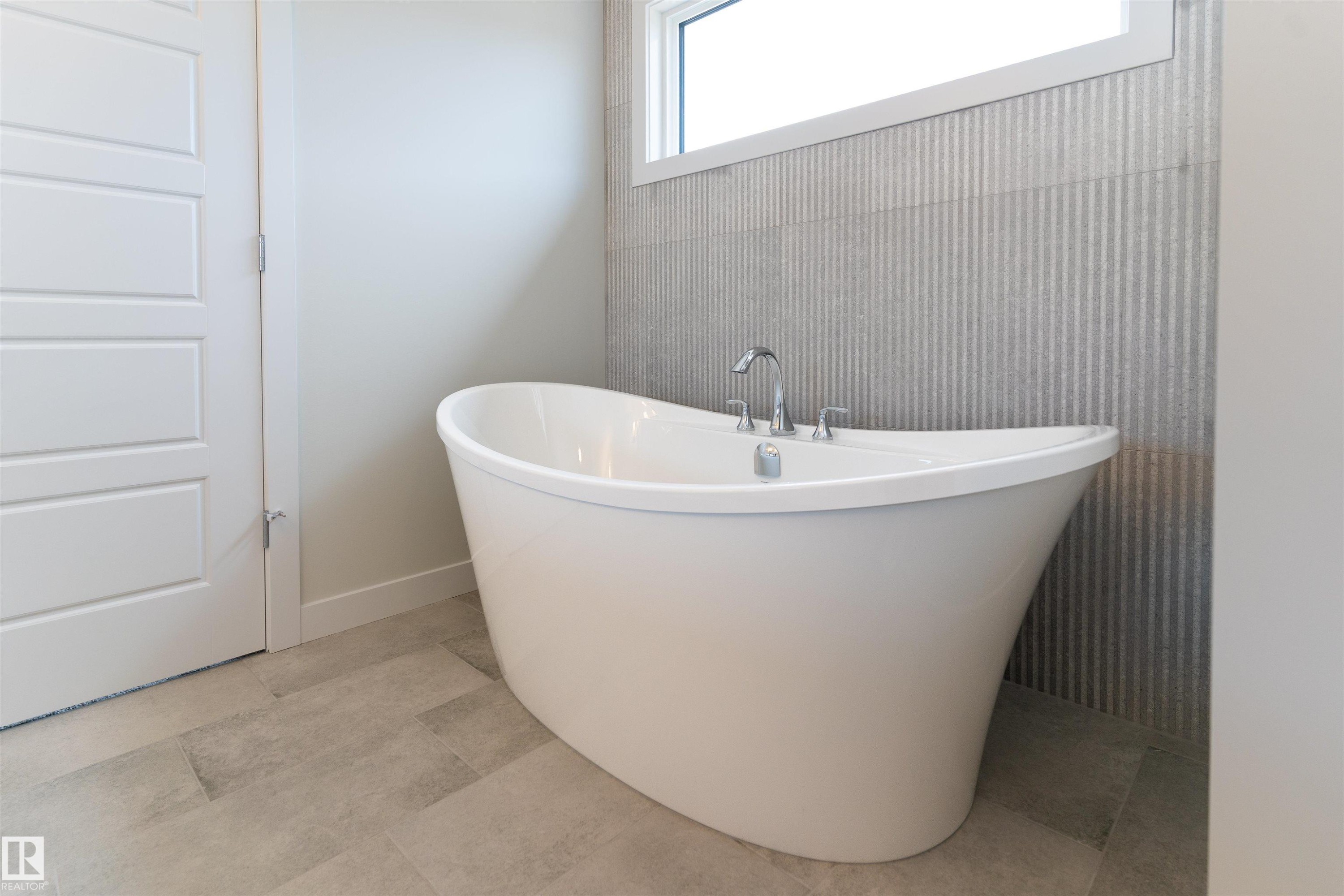 3216 Dixon Way, Edmonton, AB - Indoor Photo Showing Bathroom