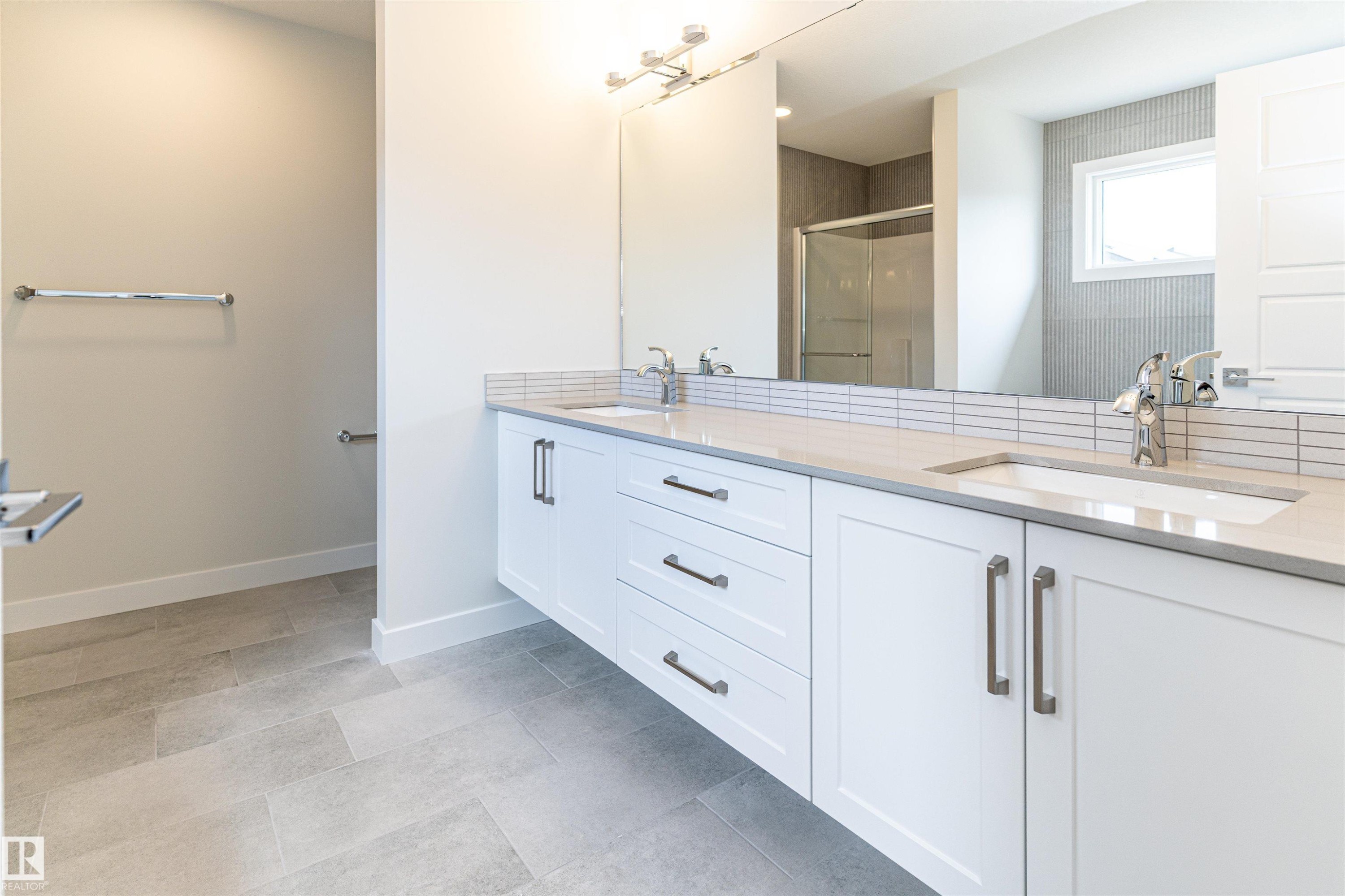 3216 Dixon Way, Edmonton, AB - Indoor Photo Showing Bathroom
