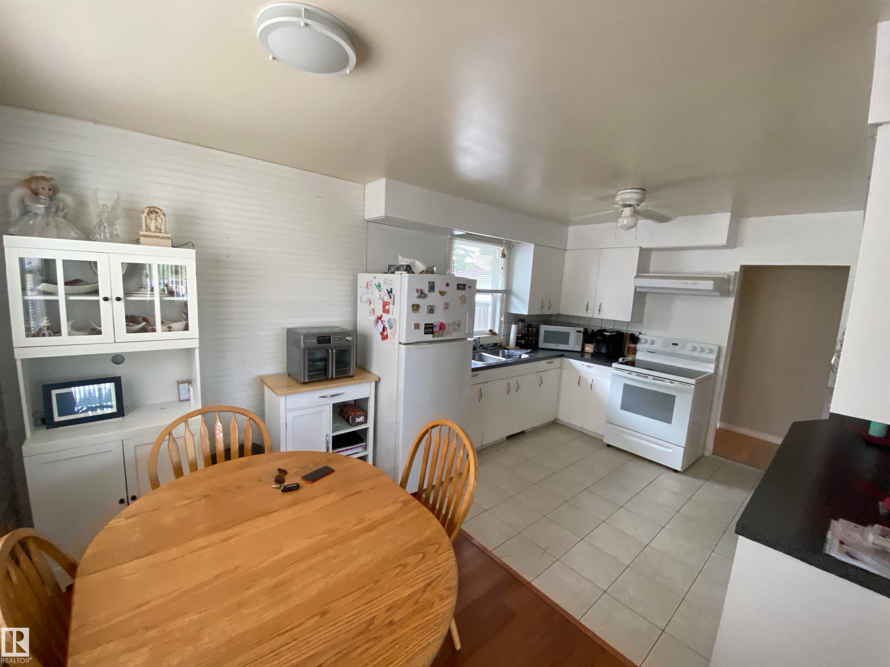 5220 49 Street, Willingdon, AB - Indoor