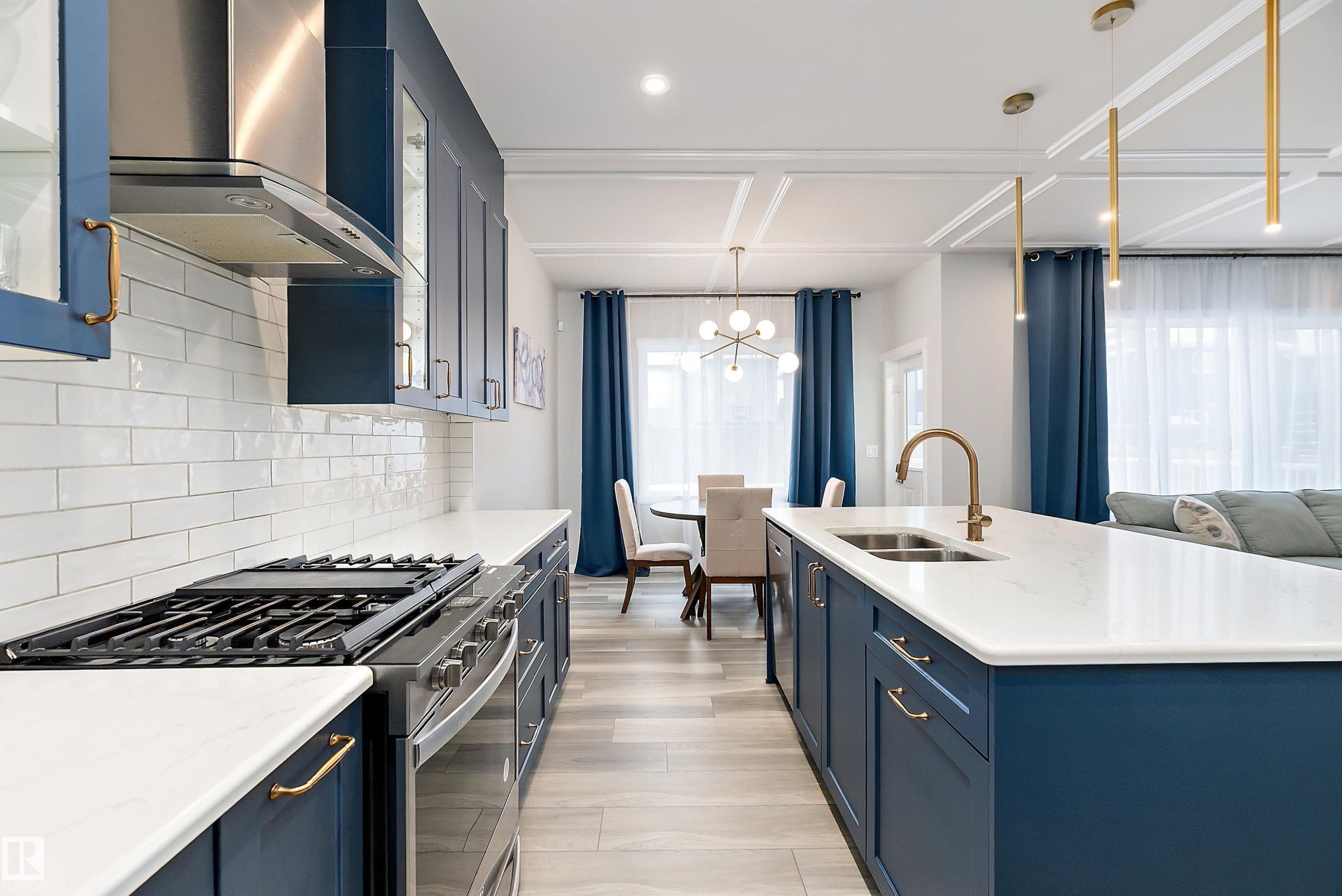 211 Caledon Crescent, Spruce Grove, AB - Indoor Photo Showing Kitchen With Double Sink With Upgraded Kitchen