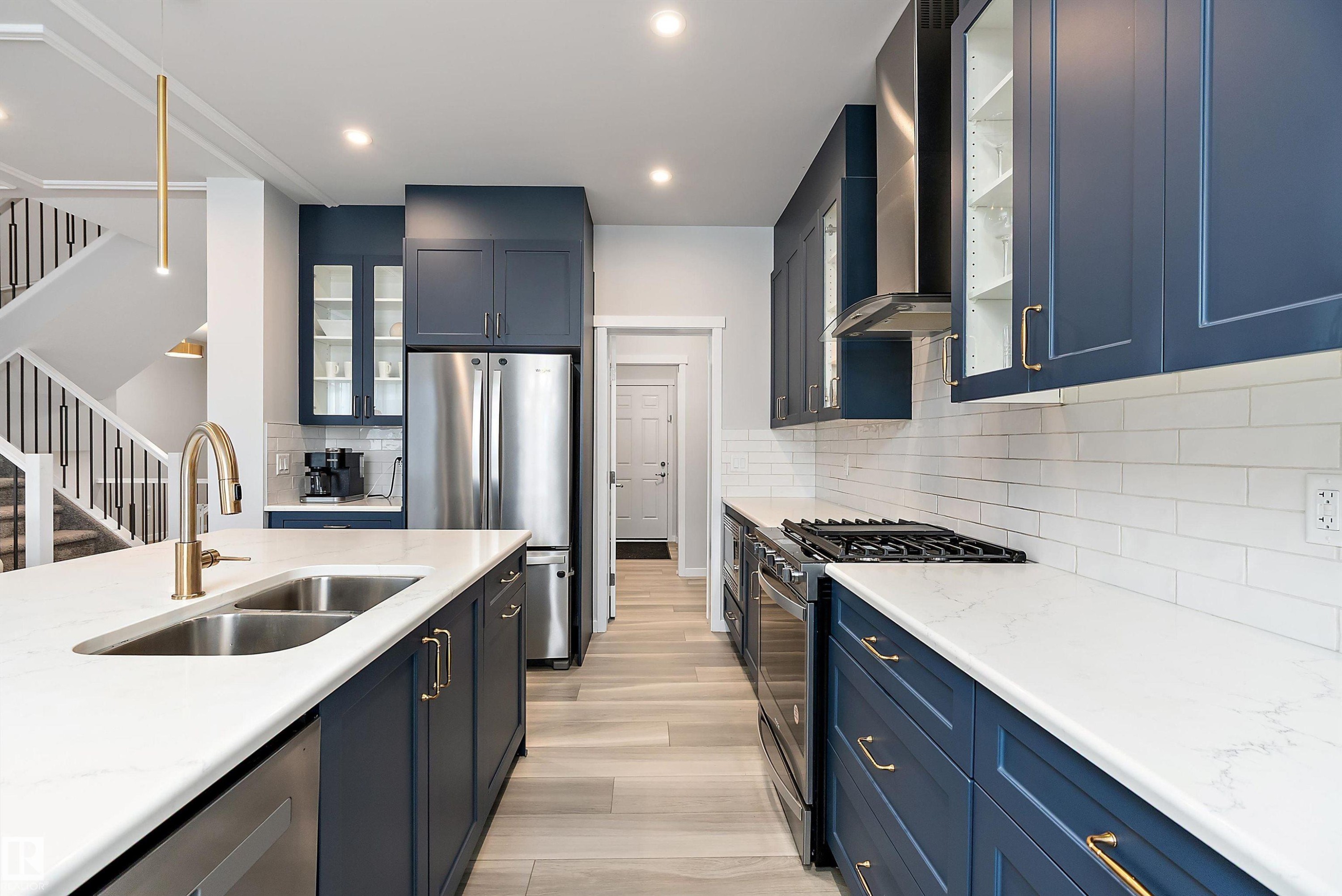 211 Caledon Crescent, Spruce Grove, AB - Indoor Photo Showing Kitchen With Double Sink With Upgraded Kitchen