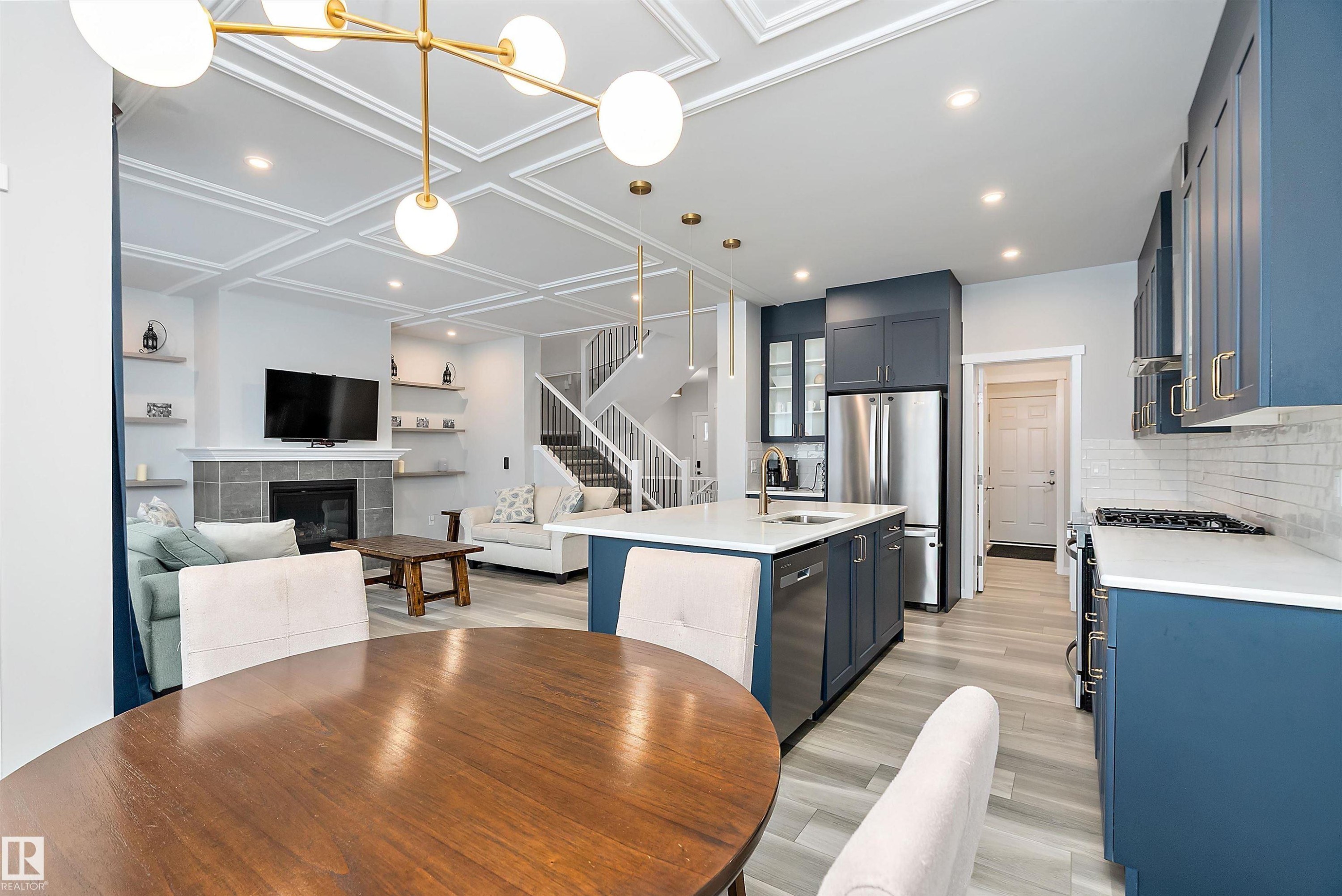 211 Caledon Crescent, Spruce Grove, AB - Indoor Photo Showing Kitchen With Upgraded Kitchen