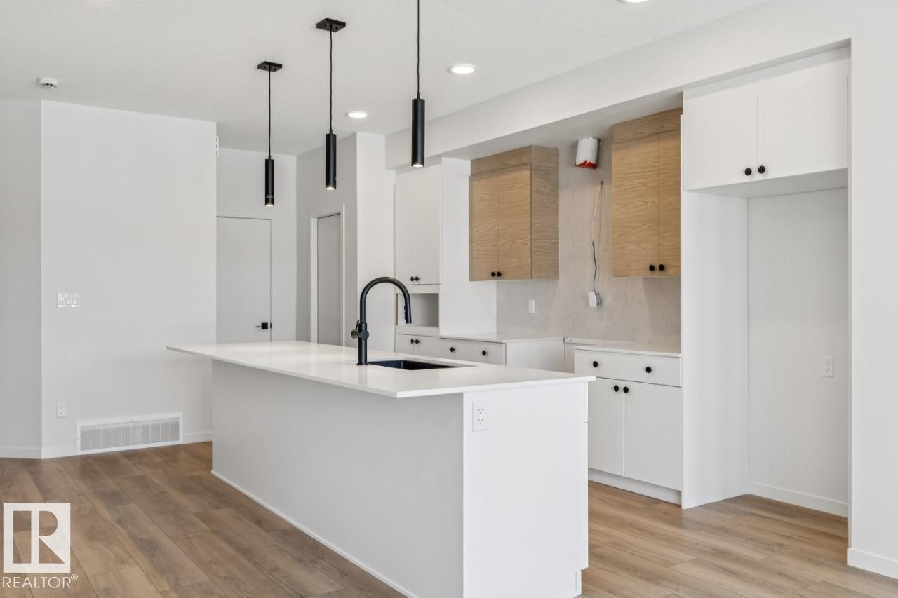 320 30 Street, Edmonton, AB - Indoor Photo Showing Kitchen