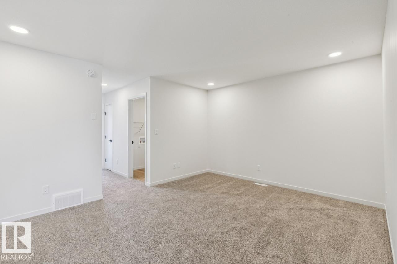 320 30 Street, Edmonton, AB - Indoor Photo Showing Other Room