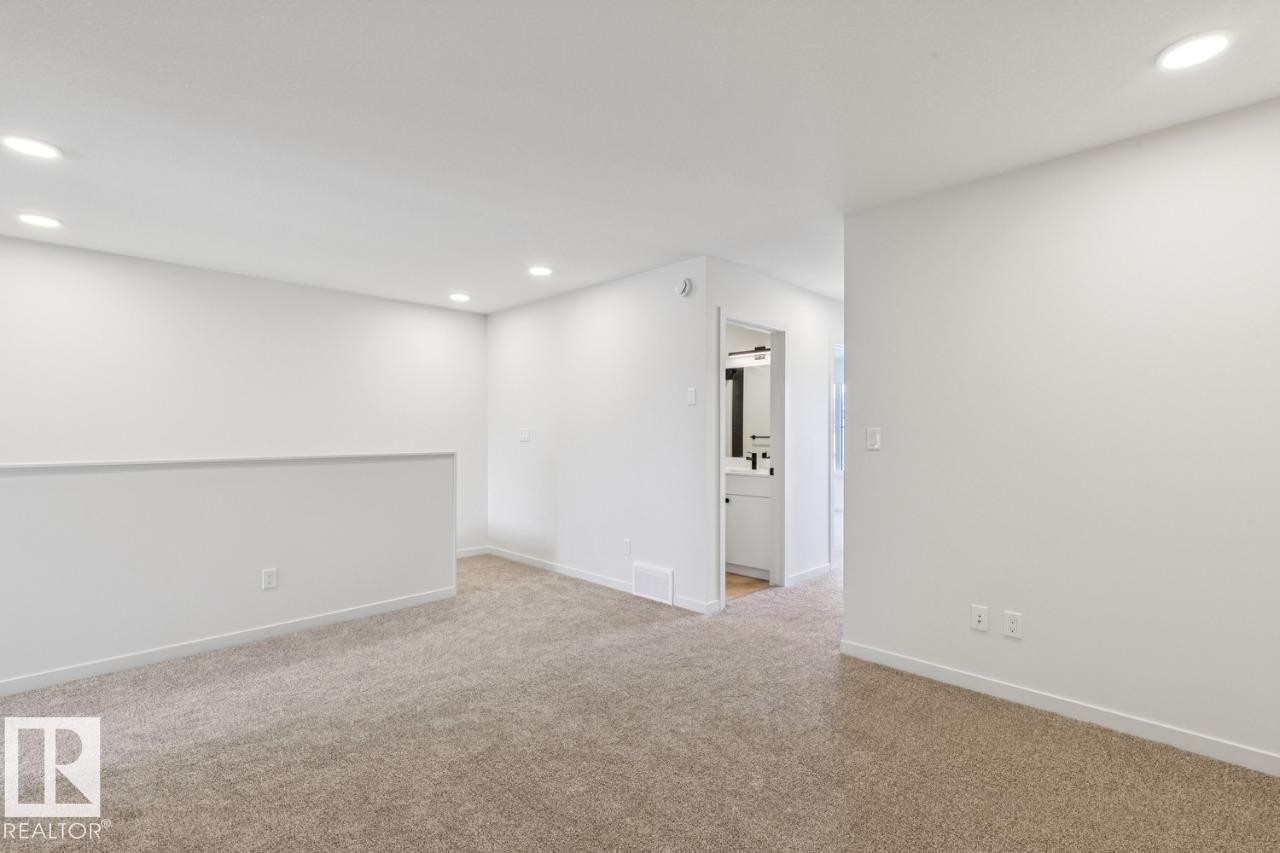 320 30 Street, Edmonton, AB - Indoor Photo Showing Other Room