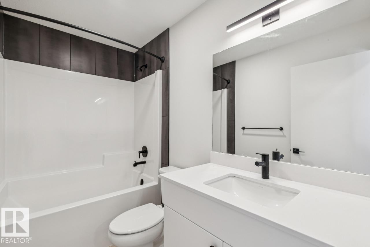320 30 Street, Edmonton, AB - Indoor Photo Showing Bathroom