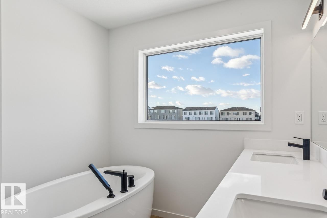 320 30 Street, Edmonton, AB - Indoor Photo Showing Bathroom