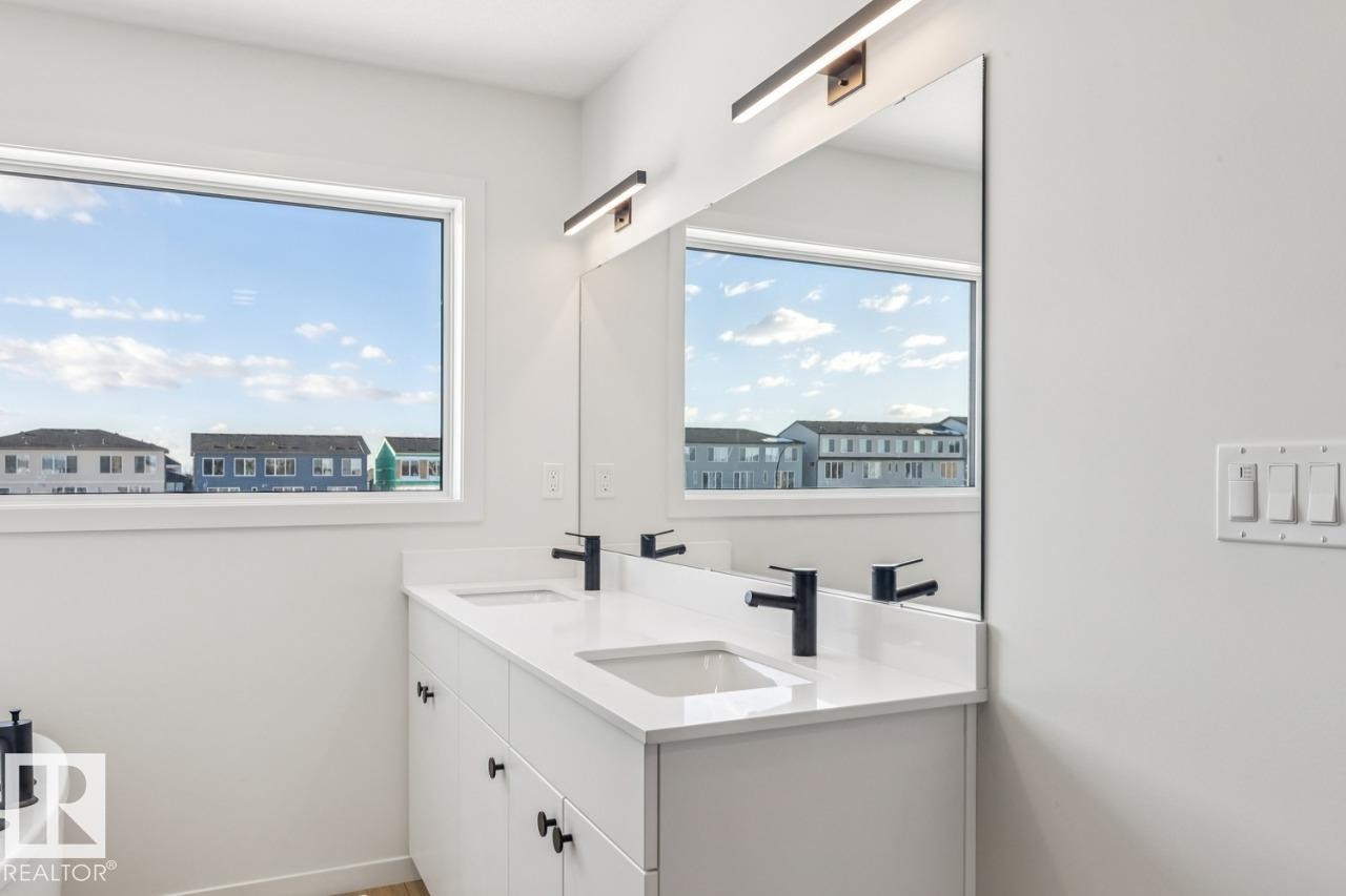 320 30 Street, Edmonton, AB - Indoor Photo Showing Bathroom