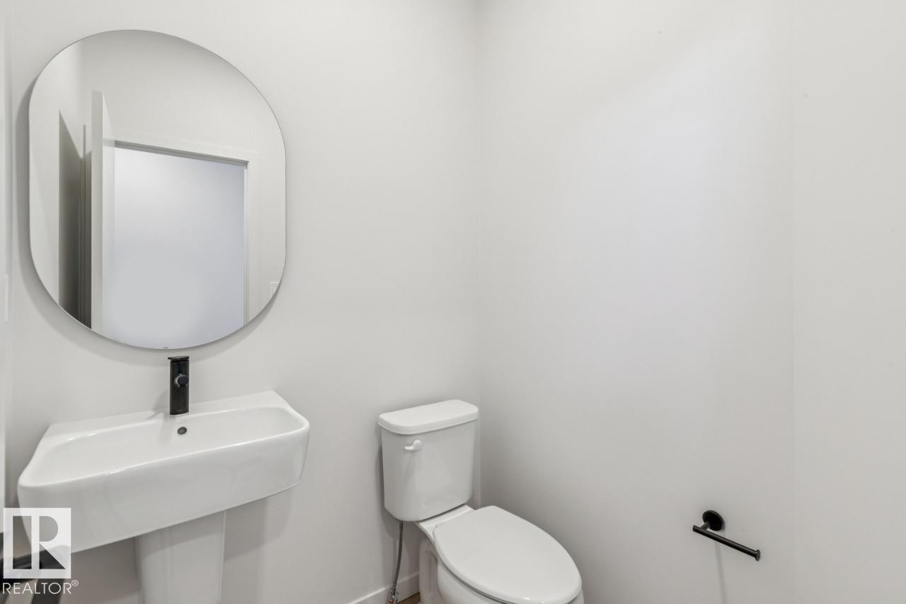 320 30 Street, Edmonton, AB - Indoor Photo Showing Bathroom