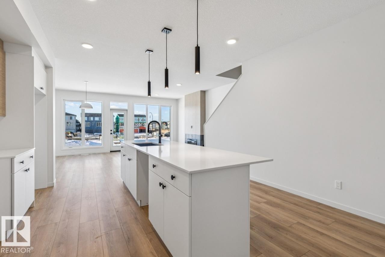 320 30 Street, Edmonton, AB - Indoor Photo Showing Kitchen With Upgraded Kitchen