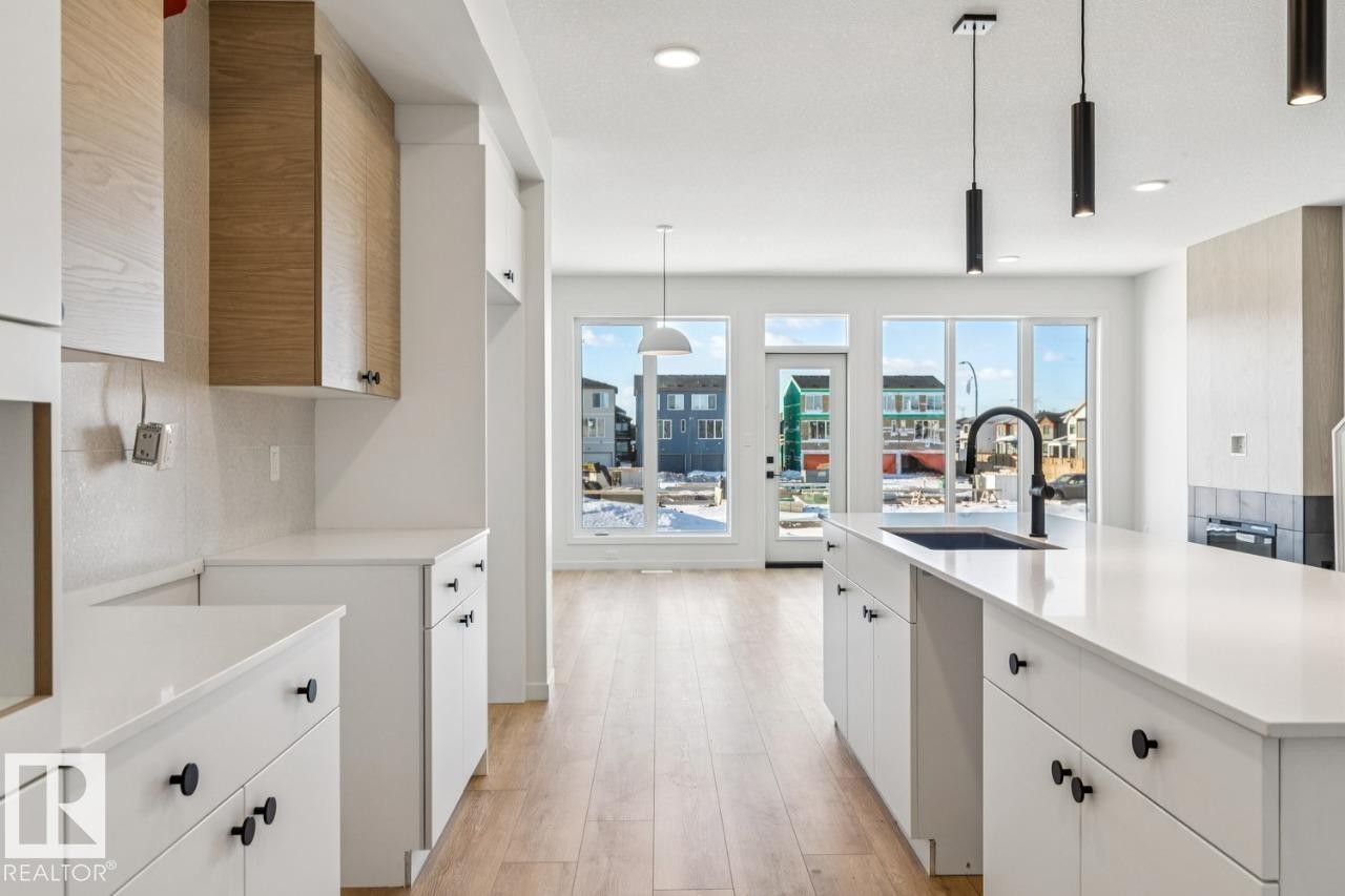 320 30 Street, Edmonton, AB - Indoor Photo Showing Kitchen