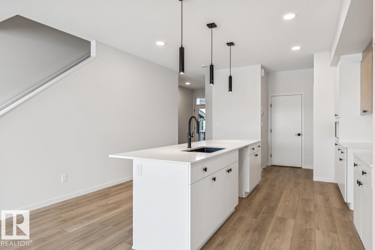 320 30 Street, Edmonton, AB - Indoor Photo Showing Kitchen With Upgraded Kitchen