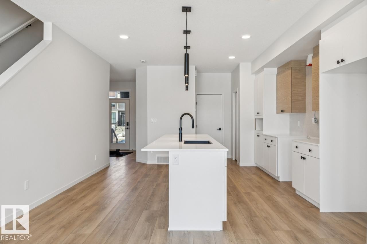 320 30 Street, Edmonton, AB - Indoor Photo Showing Kitchen With Upgraded Kitchen