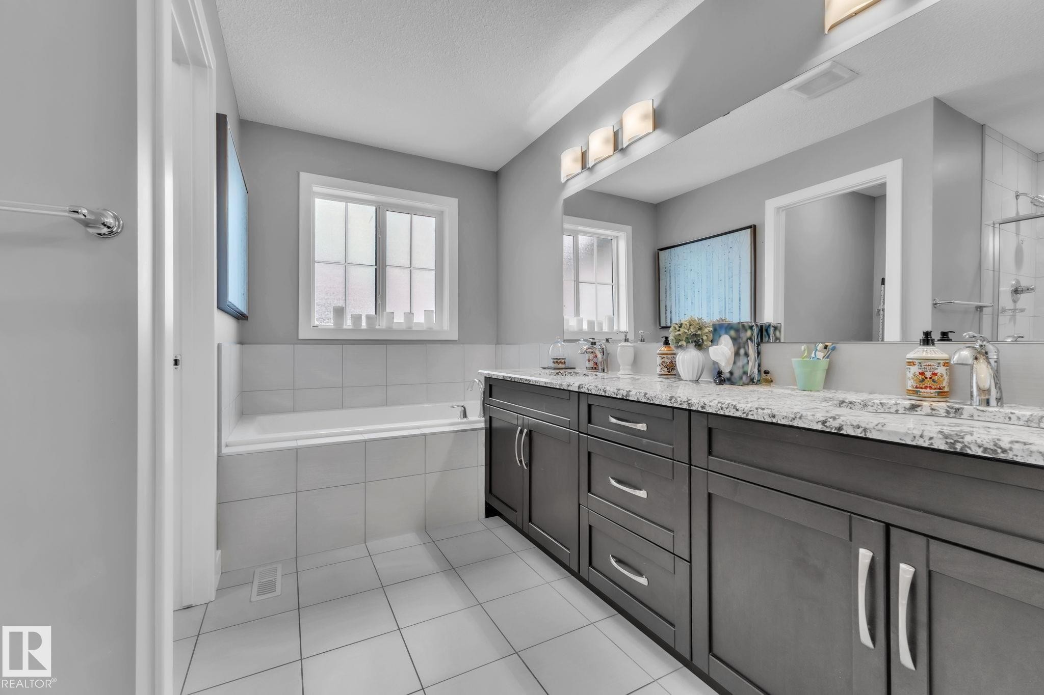 14007 138 Street, Edmonton, AB - Indoor Photo Showing Bathroom