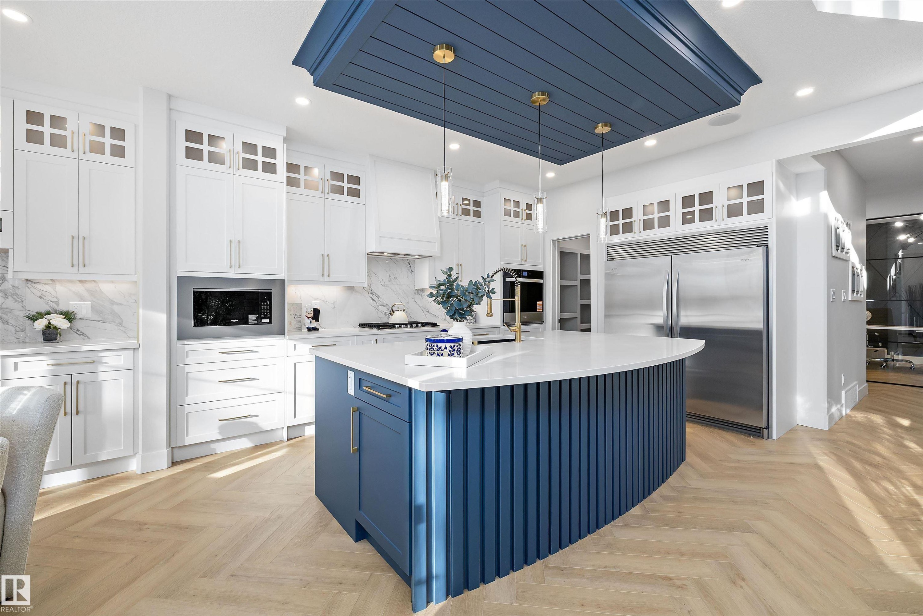 1715 Crossbill Loop, Edmonton, AB - Indoor Photo Showing Kitchen With Upgraded Kitchen