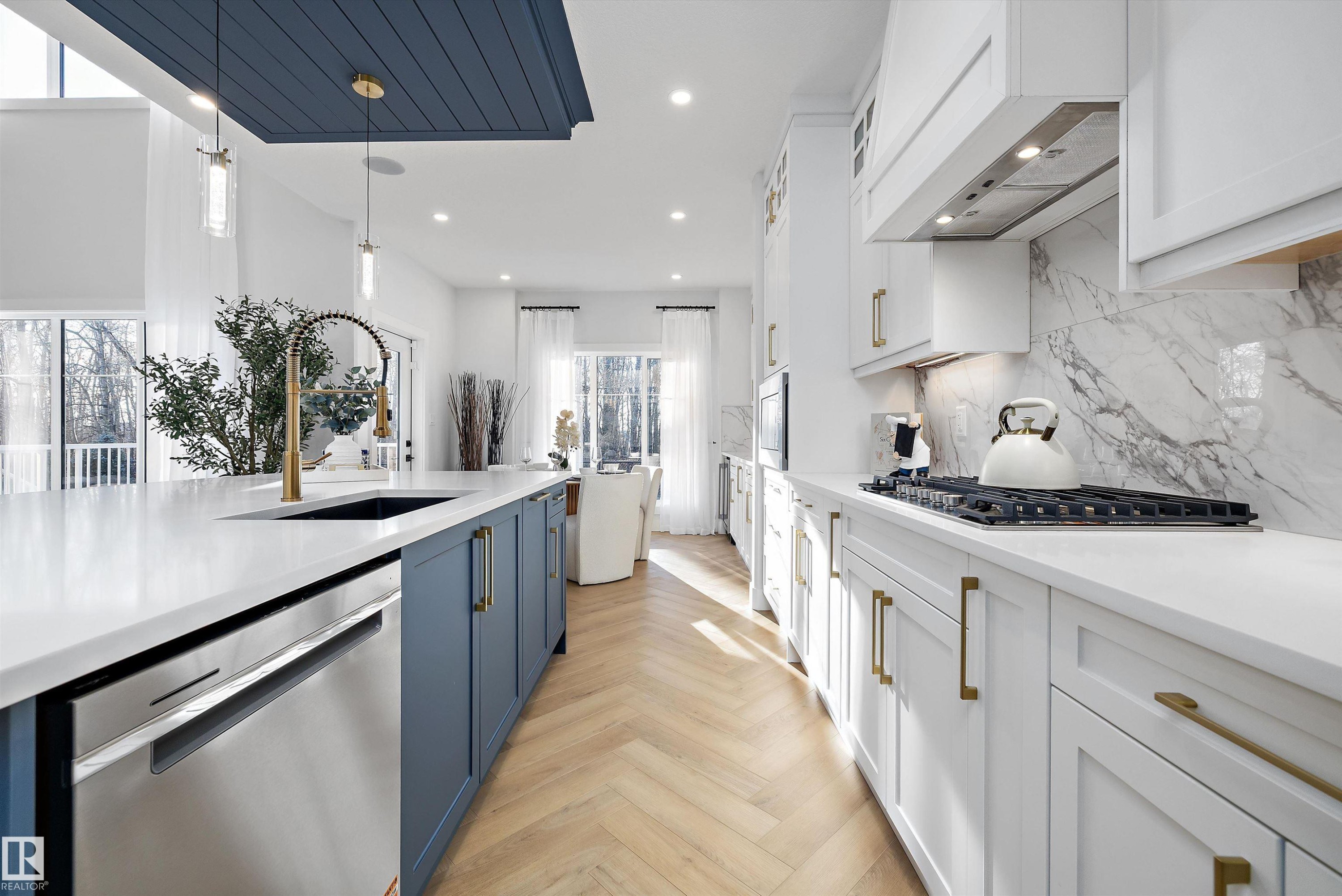 1715 Crossbill Loop, Edmonton, AB - Indoor Photo Showing Kitchen With Upgraded Kitchen