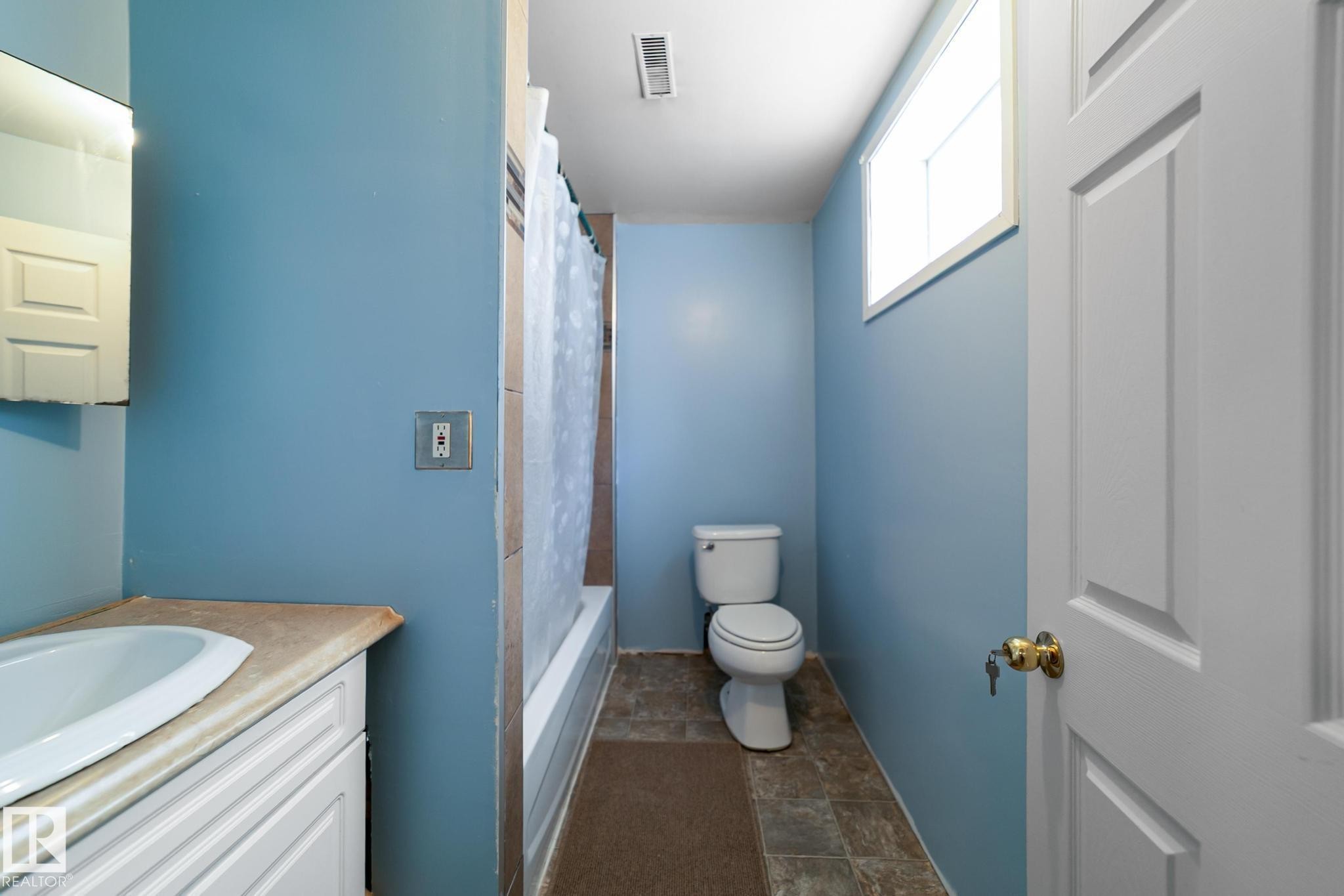 5037 54 Street, Daysland, AB - Indoor Photo Showing Bathroom