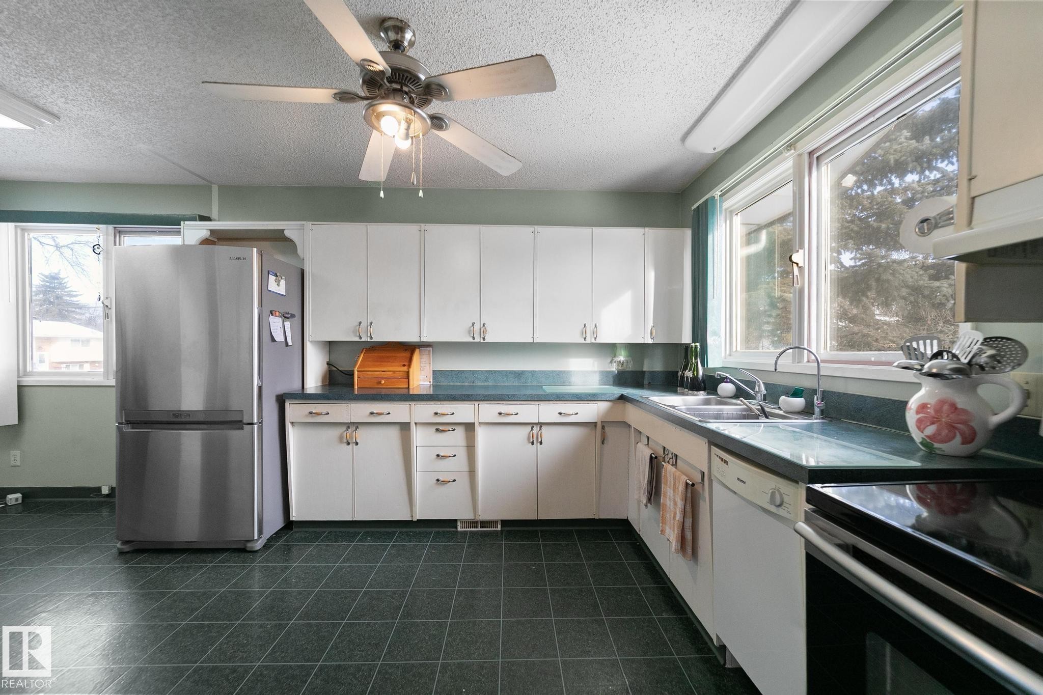 5037 54 Street, Daysland, AB - Indoor Photo Showing Kitchen With Double Sink