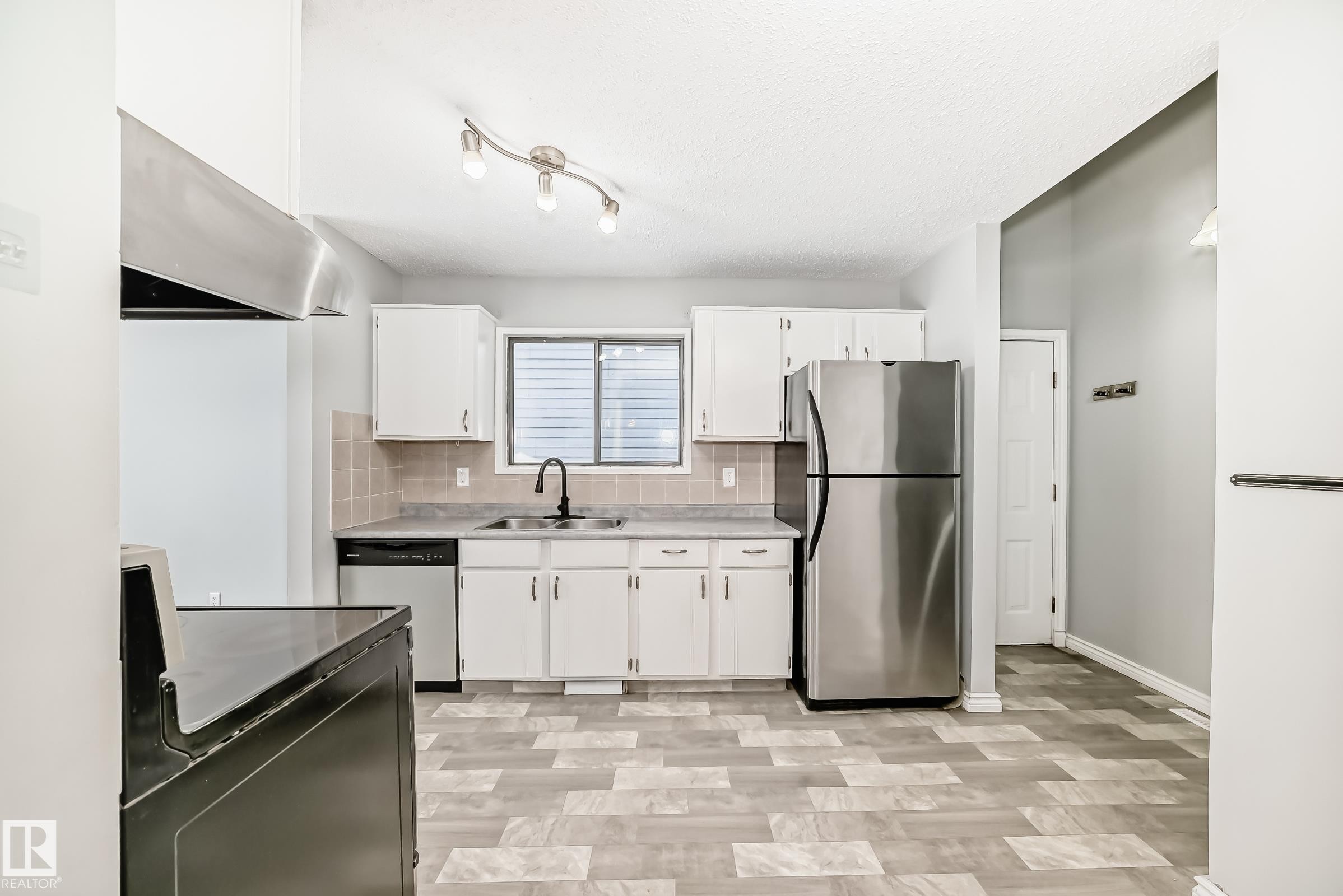2928 49A Street, Edmonton, AB - Indoor Photo Showing Kitchen