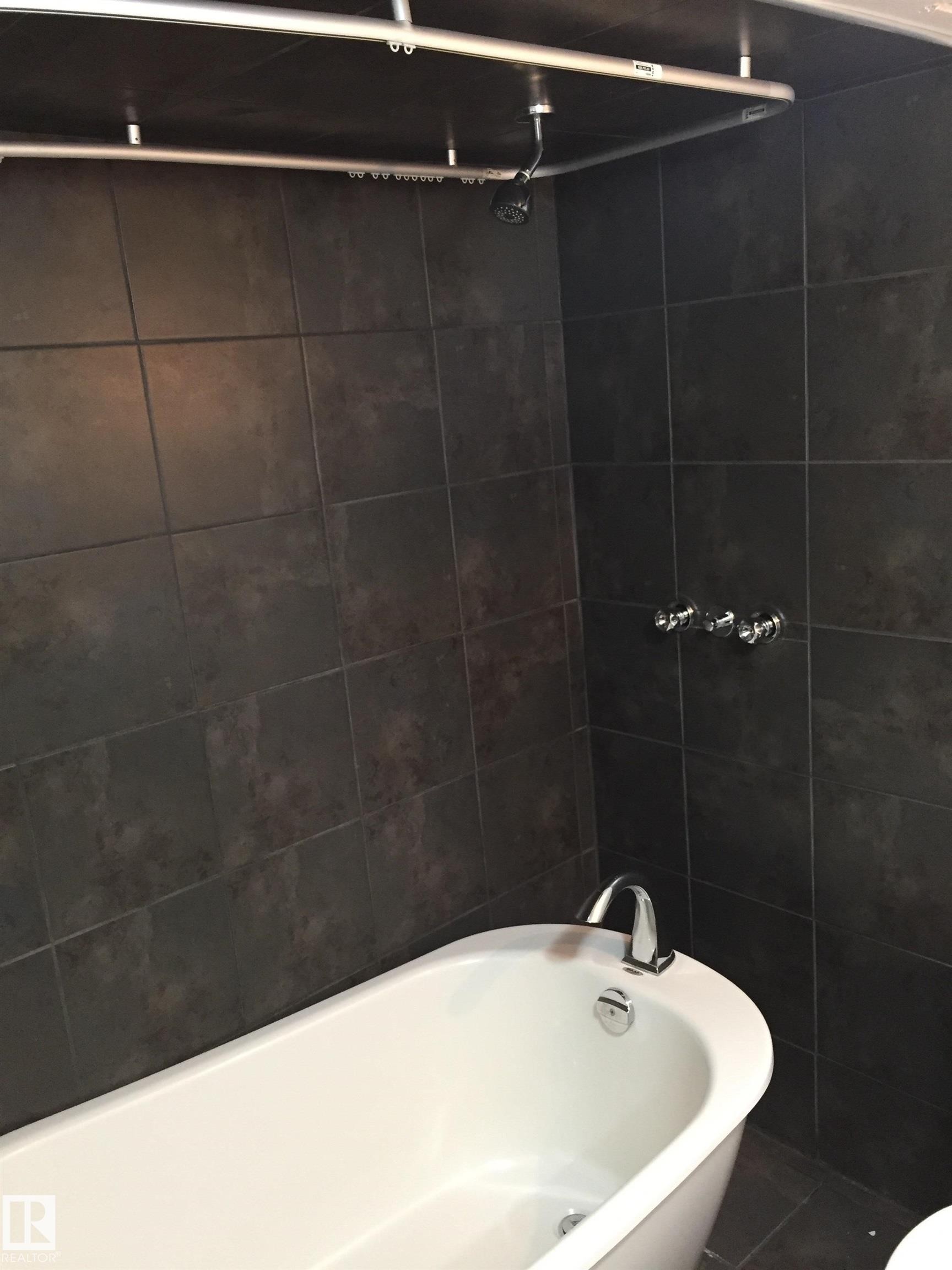 View of full bathroom - 2928 49A Street, Edmonton, AB - Indoor Photo Showing Bathroom