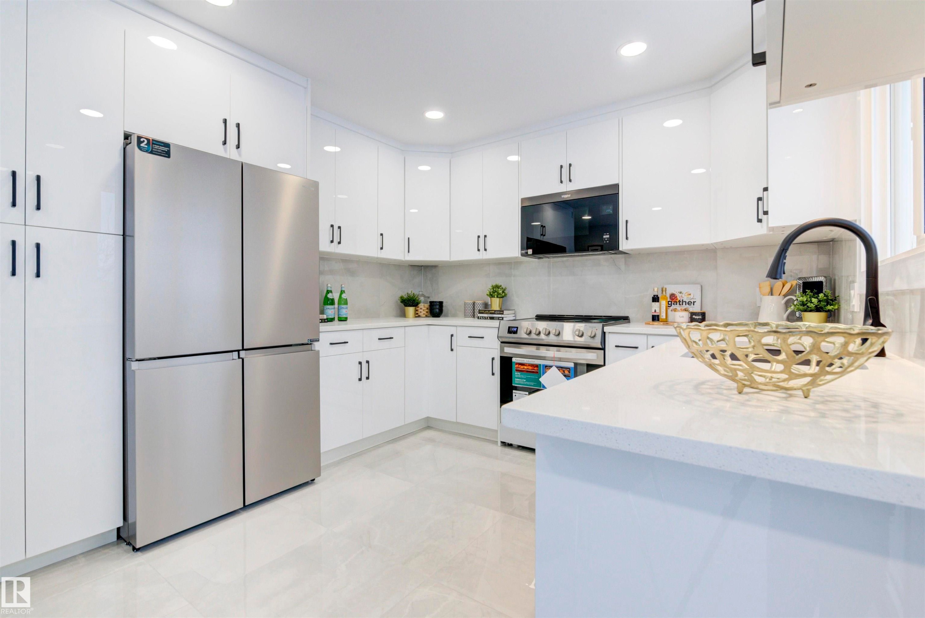 2712 41 Street, Edmonton, AB - Indoor Photo Showing Kitchen With Upgraded Kitchen