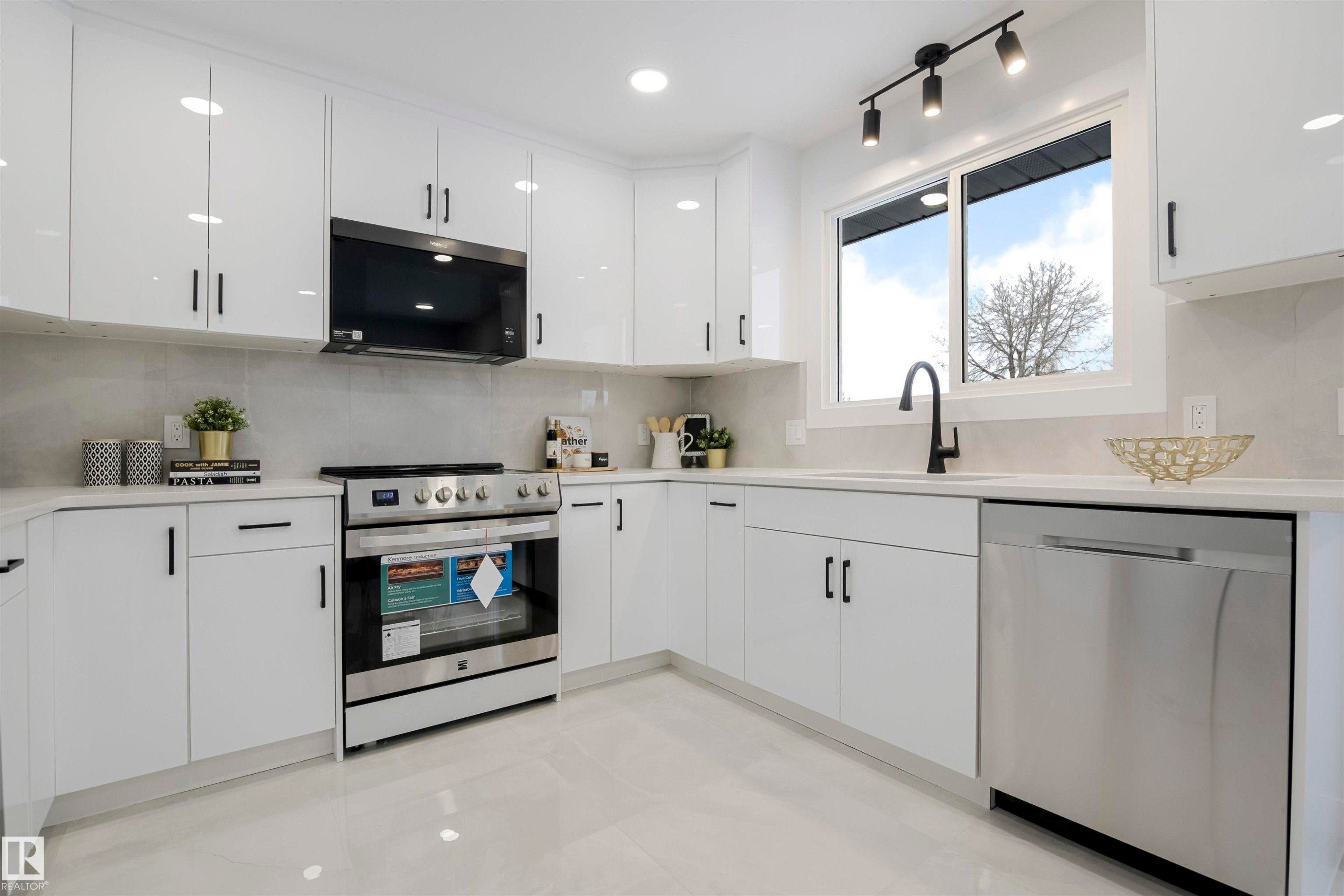 2712 41 Street, Edmonton, AB - Indoor Photo Showing Kitchen With Upgraded Kitchen