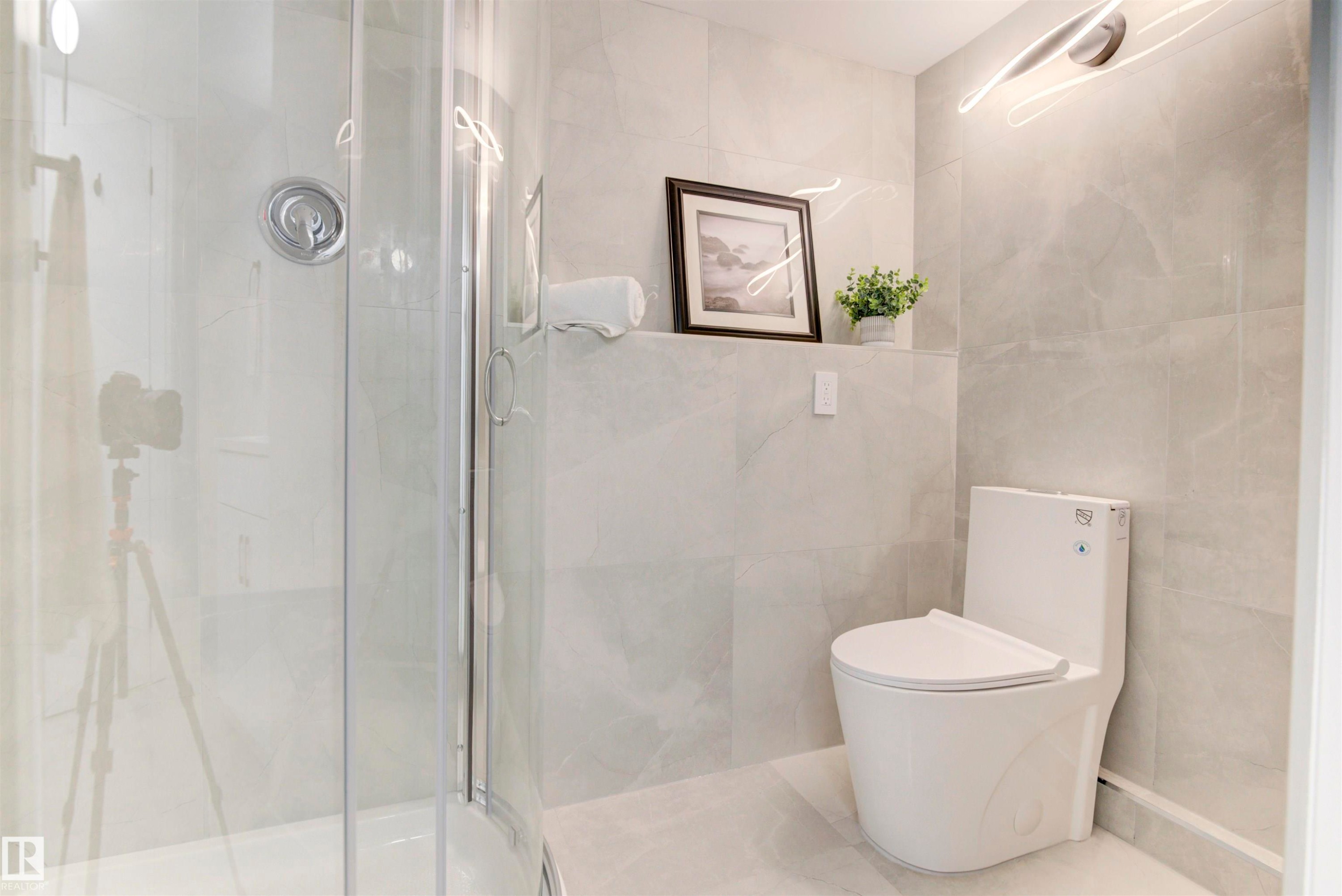 2712 41 Street, Edmonton, AB - Indoor Photo Showing Bathroom