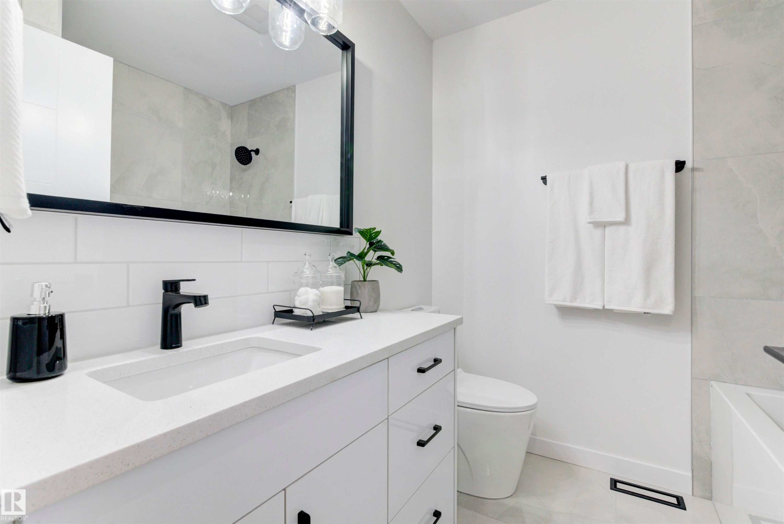 2712 41 Street, Edmonton, AB - Indoor Photo Showing Bathroom