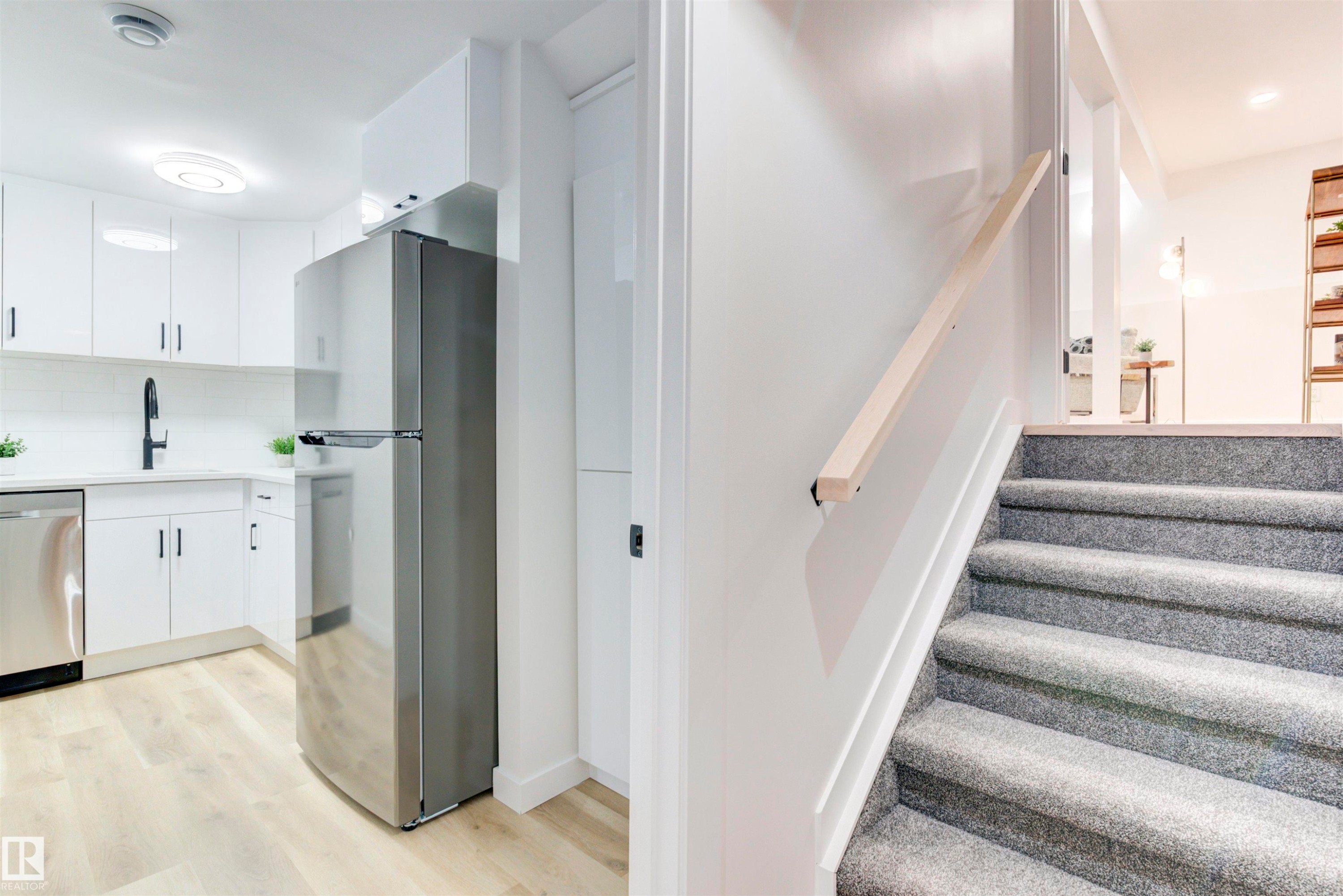 2712 41 Street, Edmonton, AB - Indoor Photo Showing Other Room