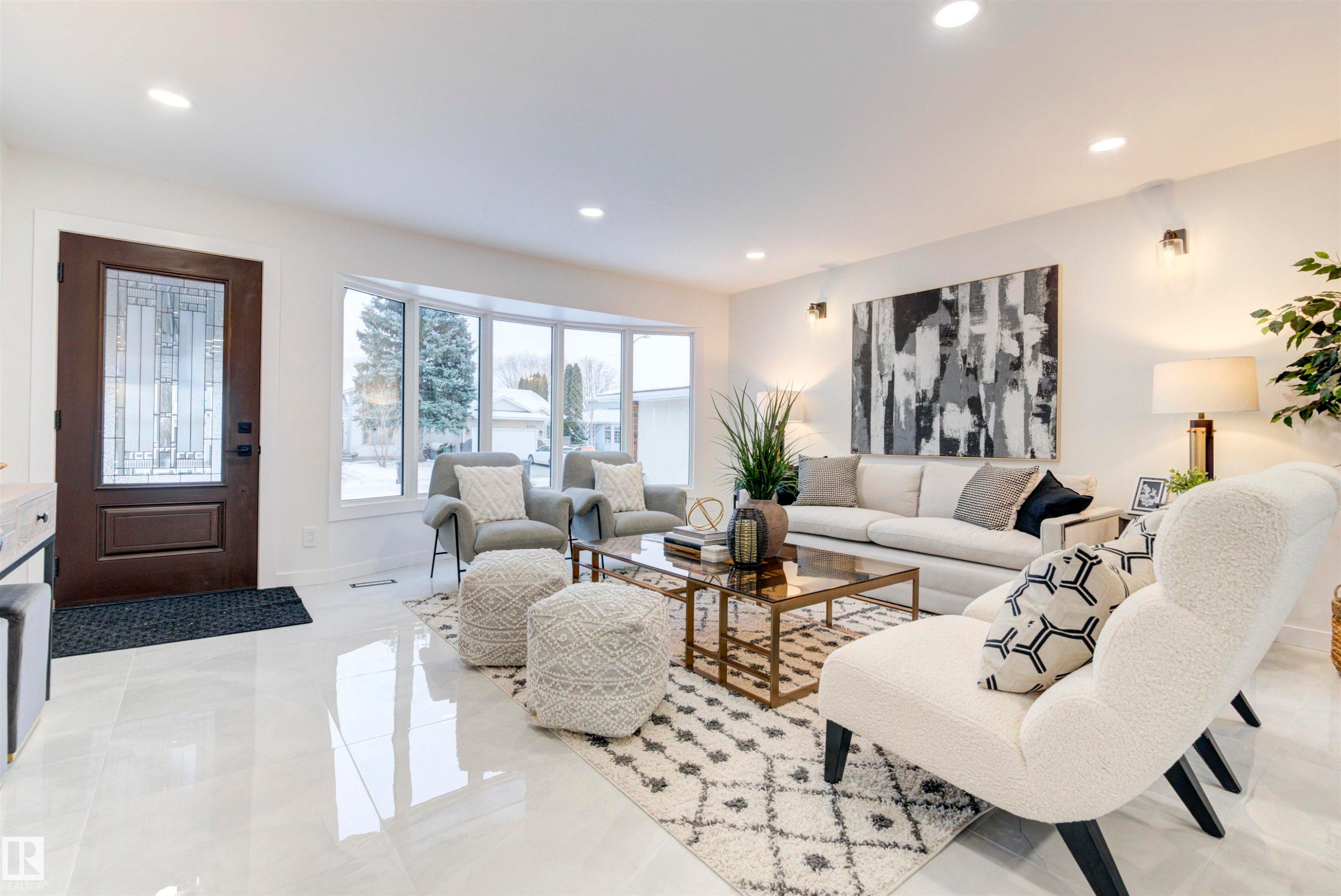 2712 41 Street, Edmonton, AB - Indoor Photo Showing Living Room