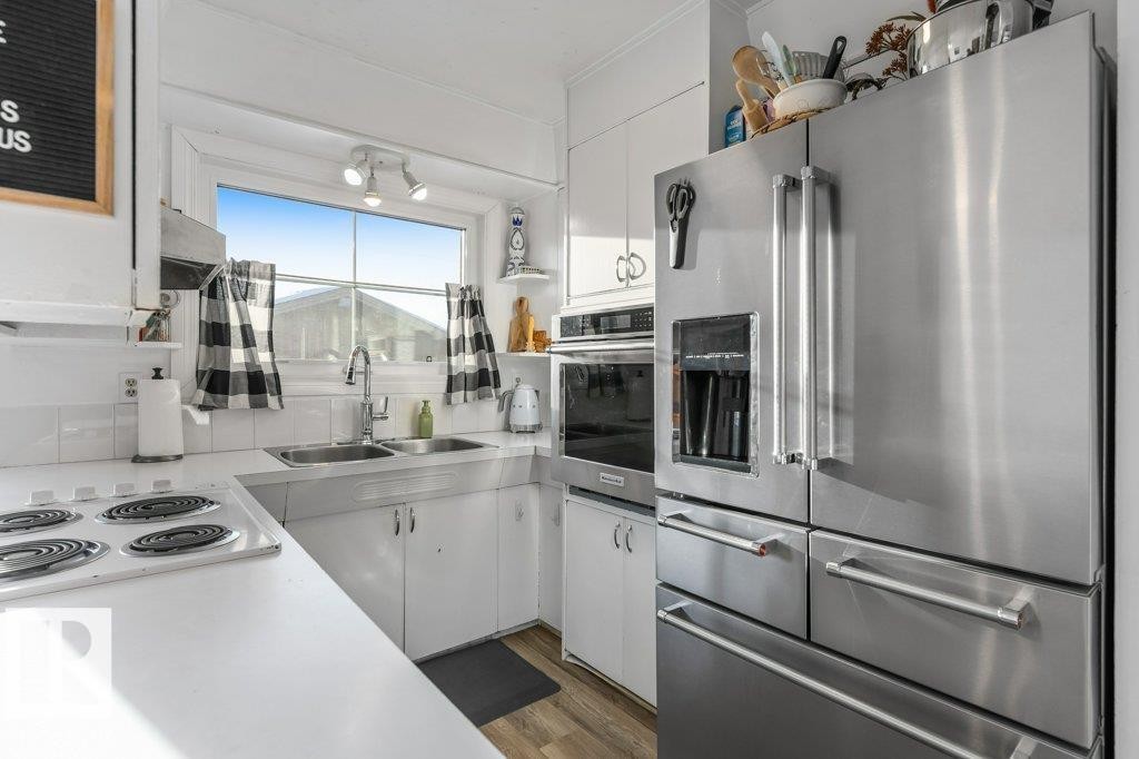 36 Sunset Blvd, St. Albert, AB - Indoor Photo Showing Kitchen With Double Sink