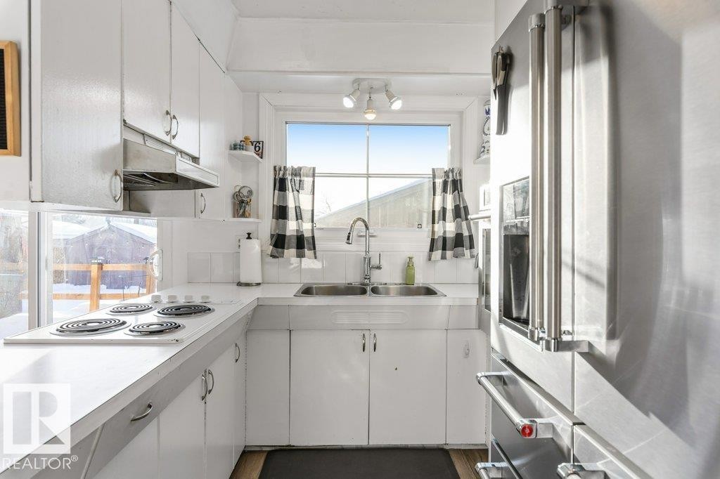 36 Sunset Blvd, St. Albert, AB - Indoor Photo Showing Kitchen With Double Sink