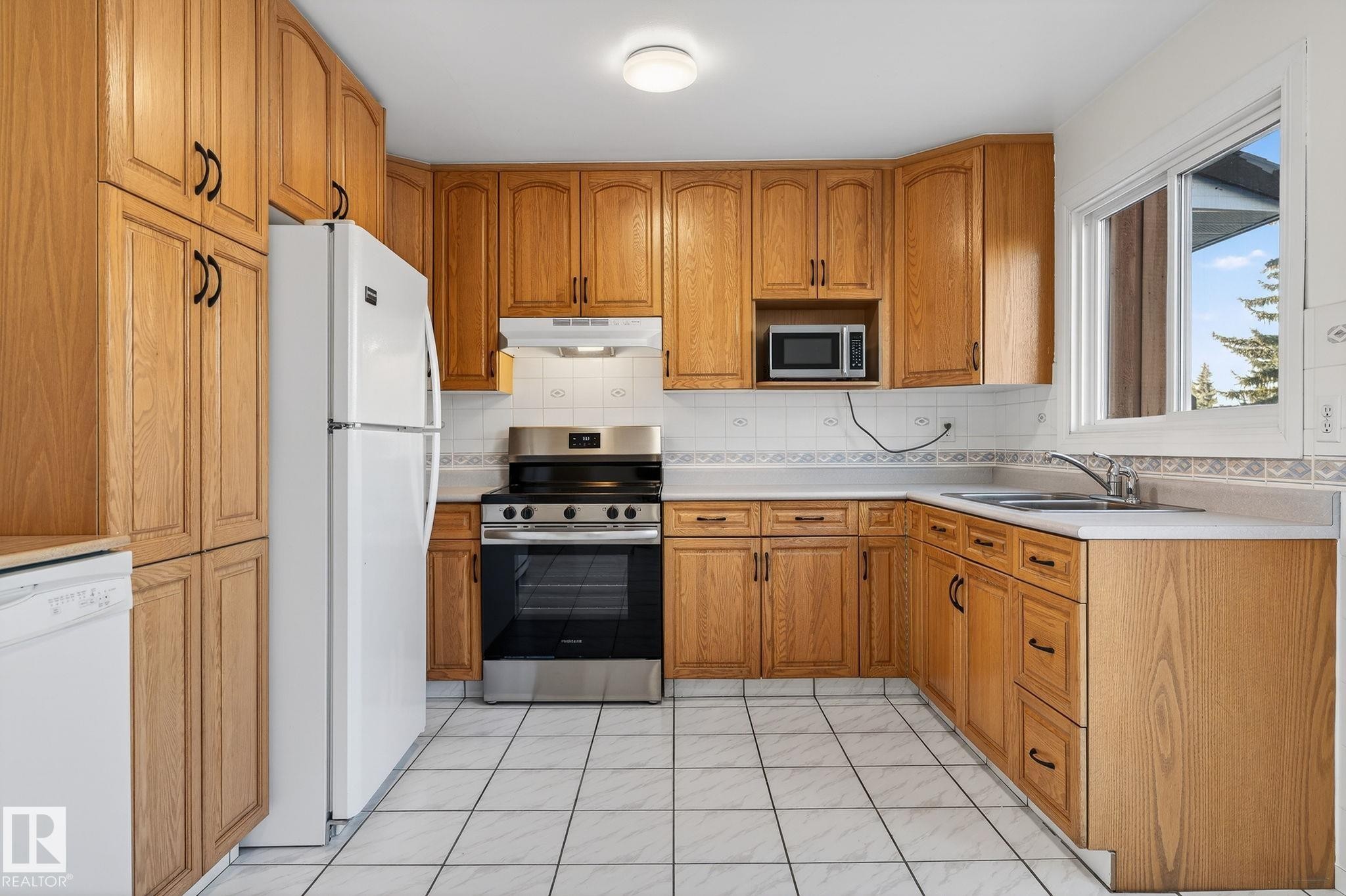 134 16725 106 Street, Edmonton, AB - Indoor Photo Showing Kitchen With Double Sink