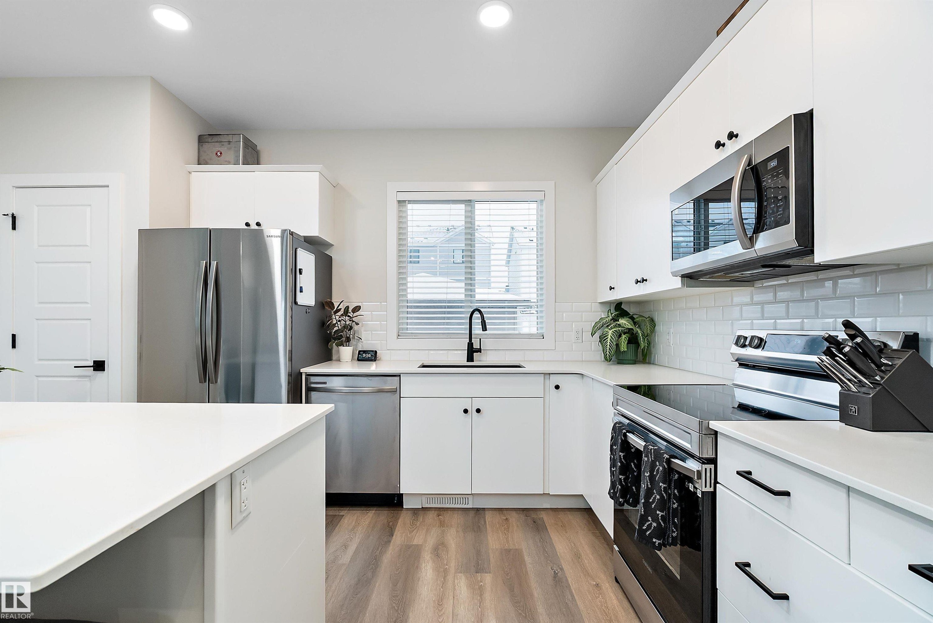 17 Emerald Way, Spruce Grove, AB - Indoor Photo Showing Kitchen With Stainless Steel Kitchen With Upgraded Kitchen