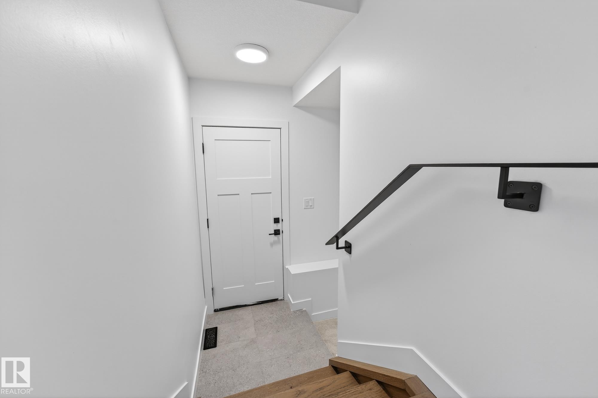 Staircase featuring baseboards - 132 Heron Point Close, Rural Wetaskiwin County, AB - Indoor Photo Showing Other Room