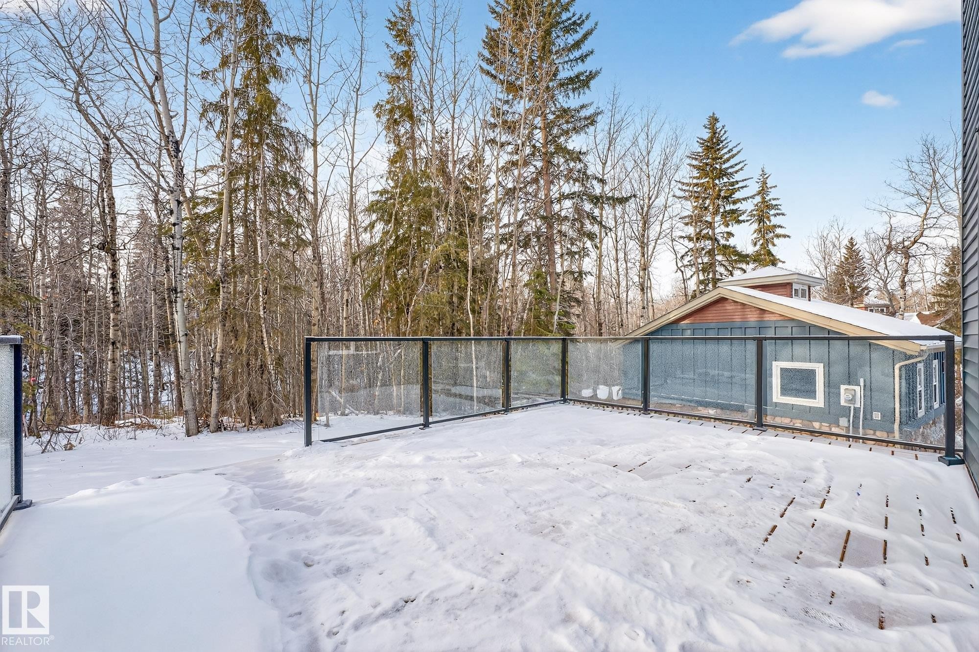 Snow covered gate with view of wooded area - 132 Heron Point Close, Rural Wetaskiwin County, AB - Outdoor