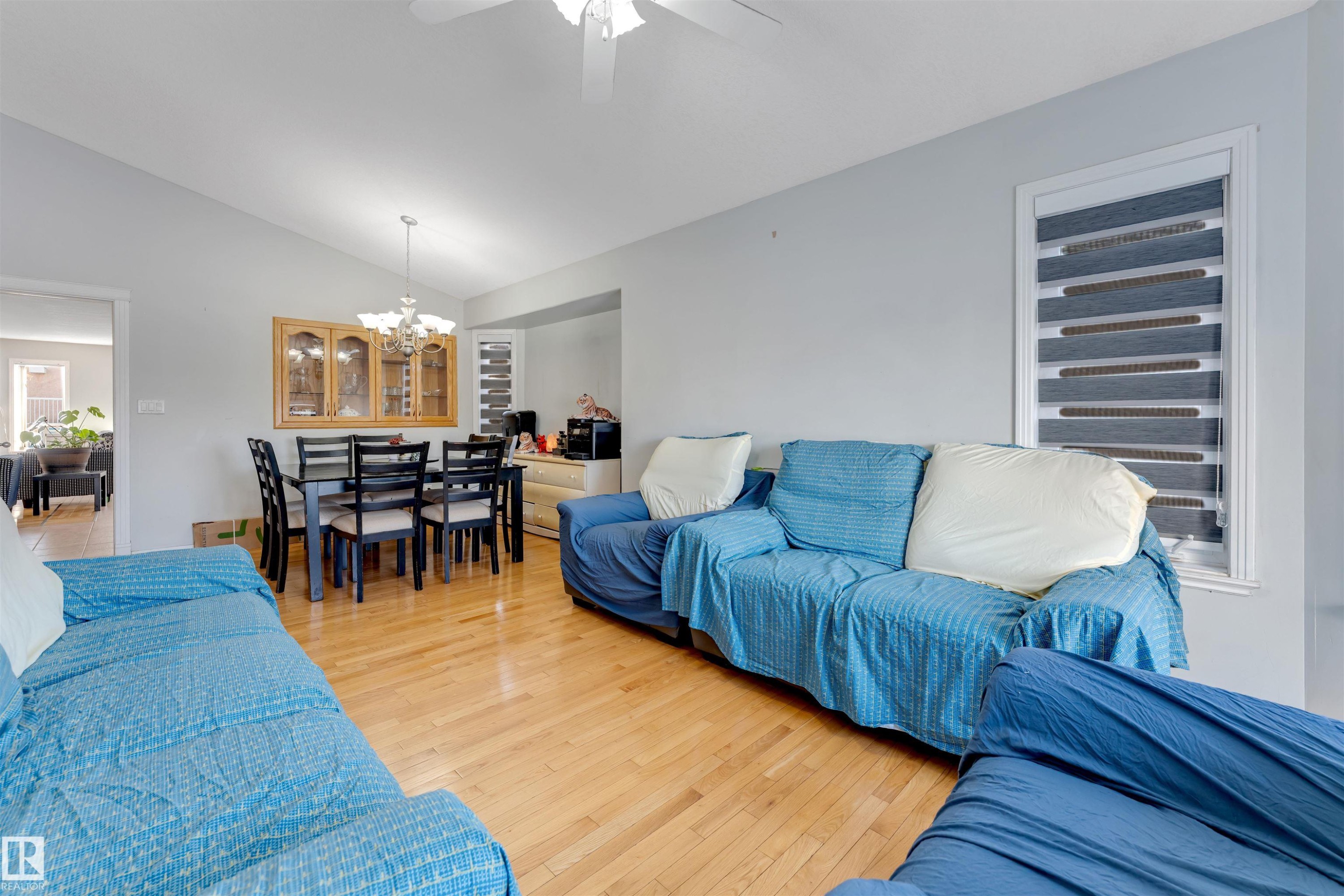 3139 34B Avenue, Edmonton, AB - Indoor Photo Showing Living Room